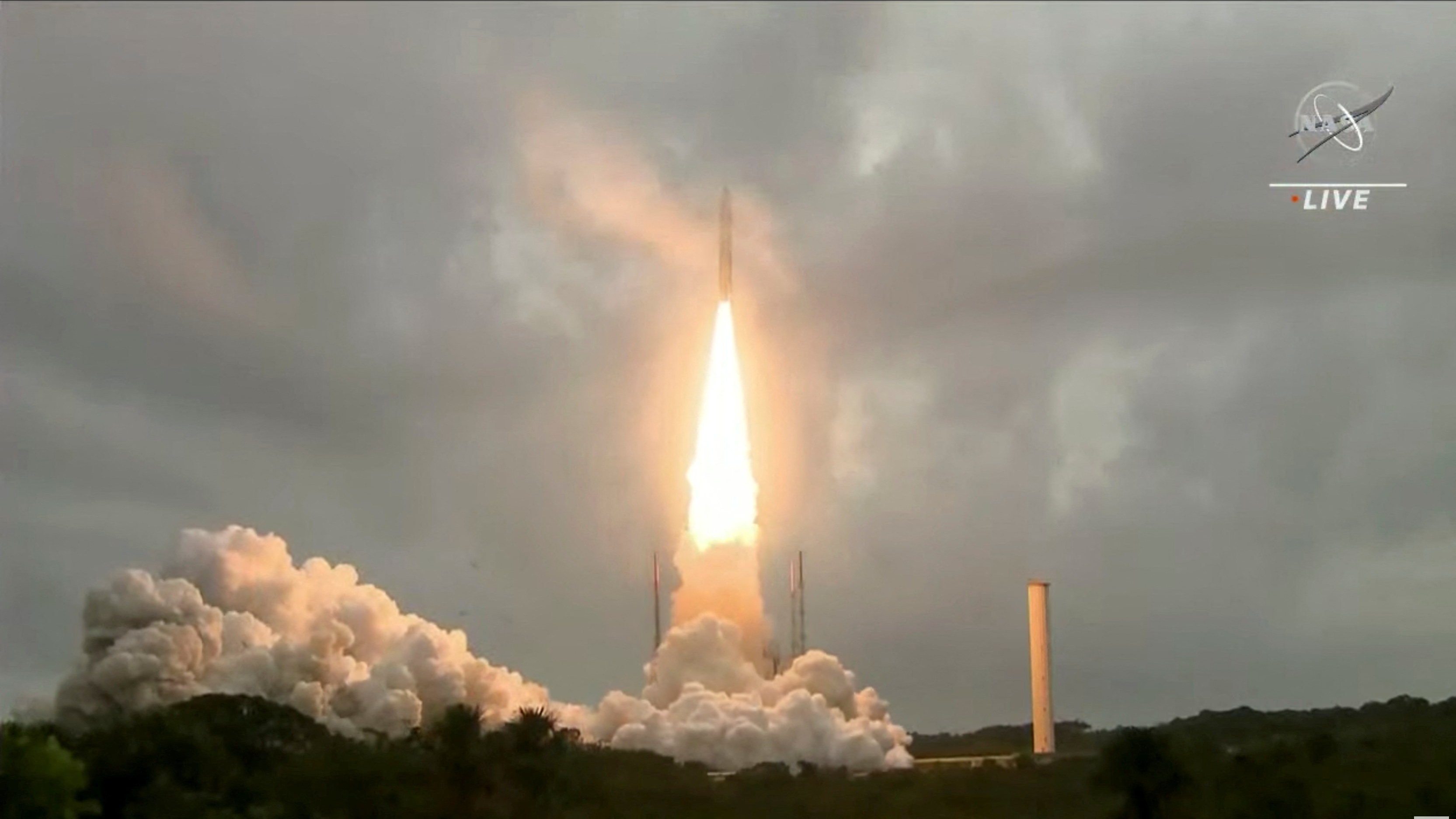 FOTO DE ARCHIVO: El cohete Ariane 5 de Arianespace lanza desde el puerto espacial europeo, el Centro Espacial Guayanés en Kourou, Guayana Francesa el 25 de diciembre de 2021 en una imagen fija de vídeo (Reuters)