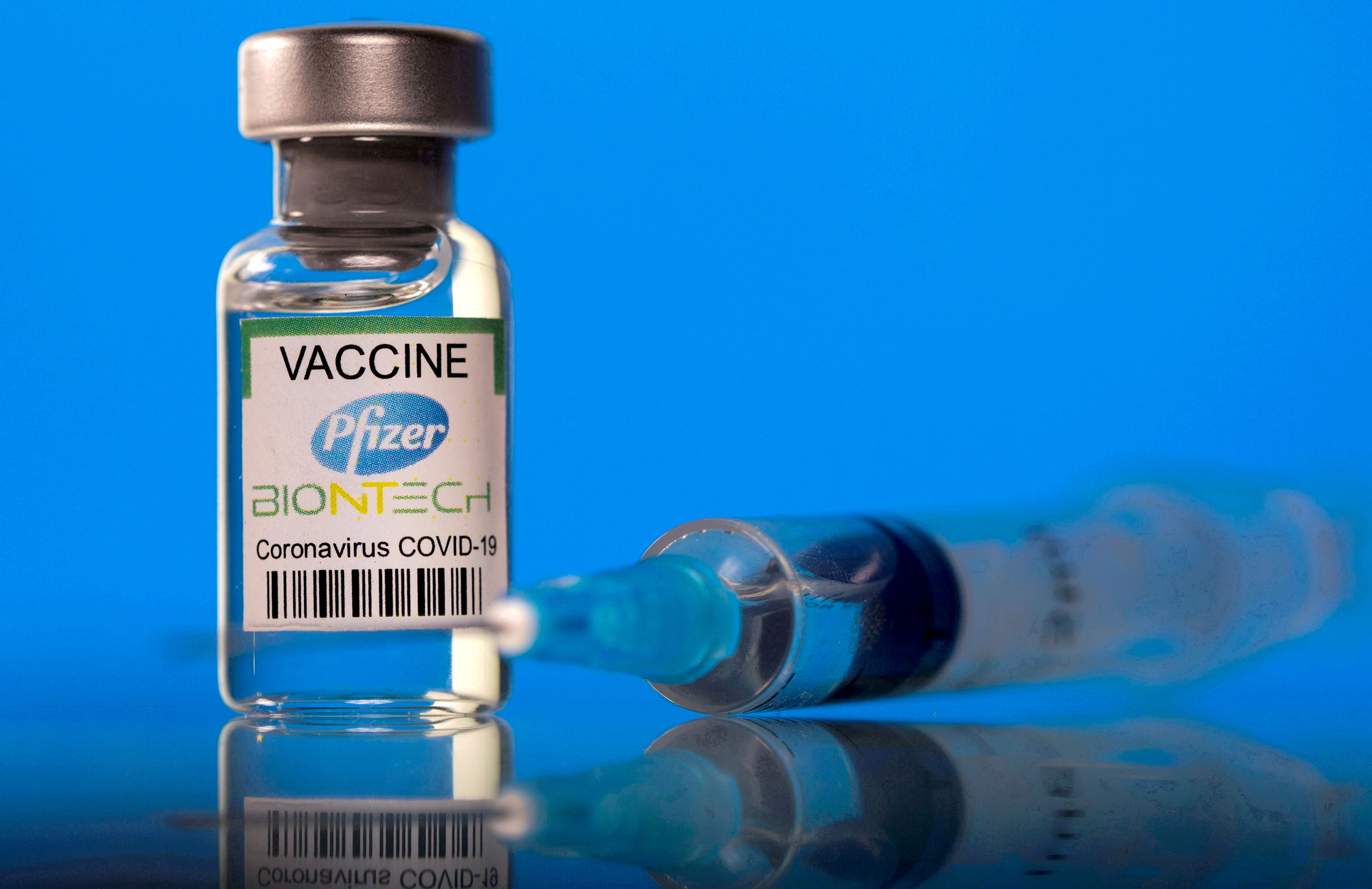 Pfizer elevó sus estimaciones de ingresos anuales por su vacuna contra el COVID-19 Comirnaty (REUTERS/Dado Ruvic/Archivo)