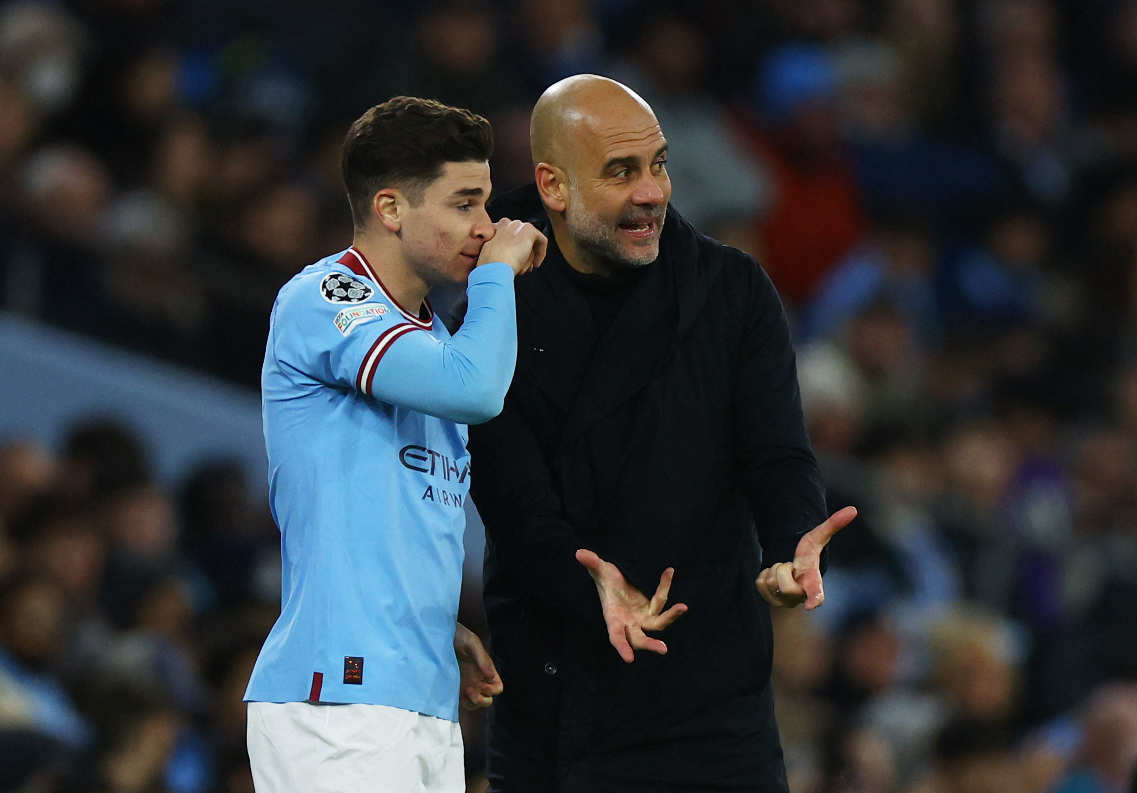 Pep Guardiola le da indicaciones a Julián Álvarez (REUTERS/Molly Darlington)
