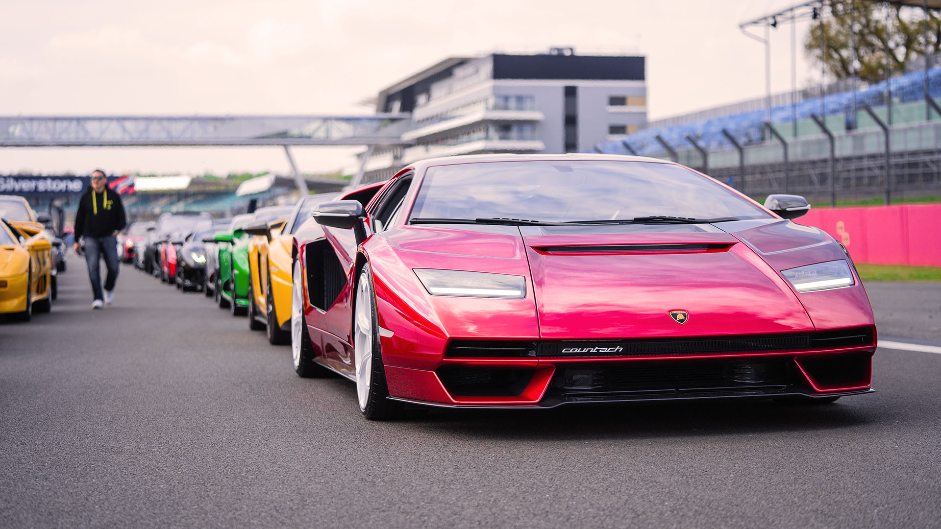 Casi 400 Lamborghini juntos en el circuito inglés de Silverstone para  festejar los 60 años de la marca - Infobae