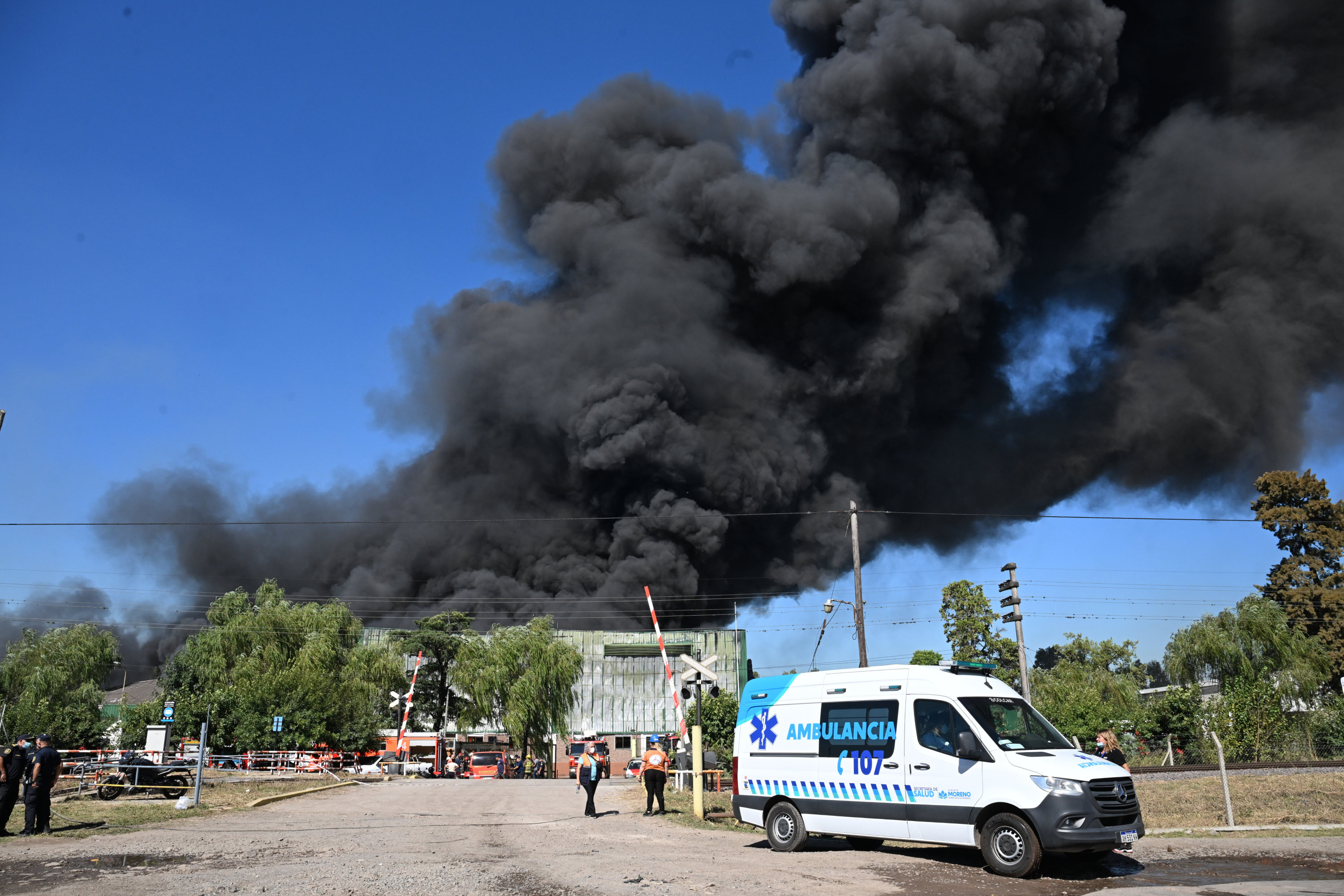 Se incendi&oacute; un dep&oacute;sito de materiales pl&aacute;sticos y pinturas en Francisco &Aacute;lvarez: el fuego persiste tras varias horas, pero est&aacute; controlado