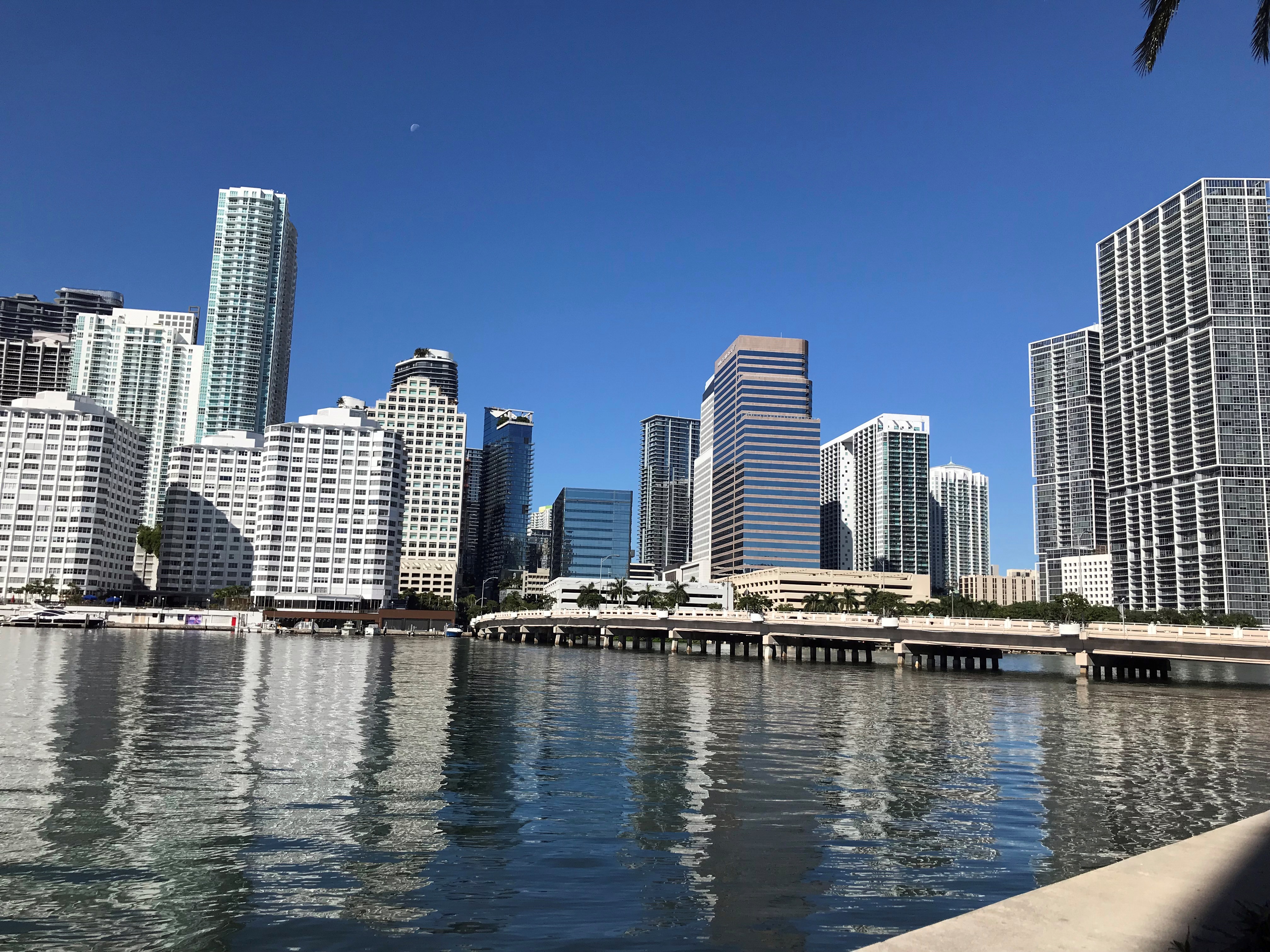 Registro general de los grandes edificios sobre el río Miami, en Brickell, un barrio costero en el que se combinan bancos, edificios residenciales y una gran oferta de restaurantes y entretenimiento, en la capital del estado de Florida (EE.UU). EFE/Ana Mengotti
