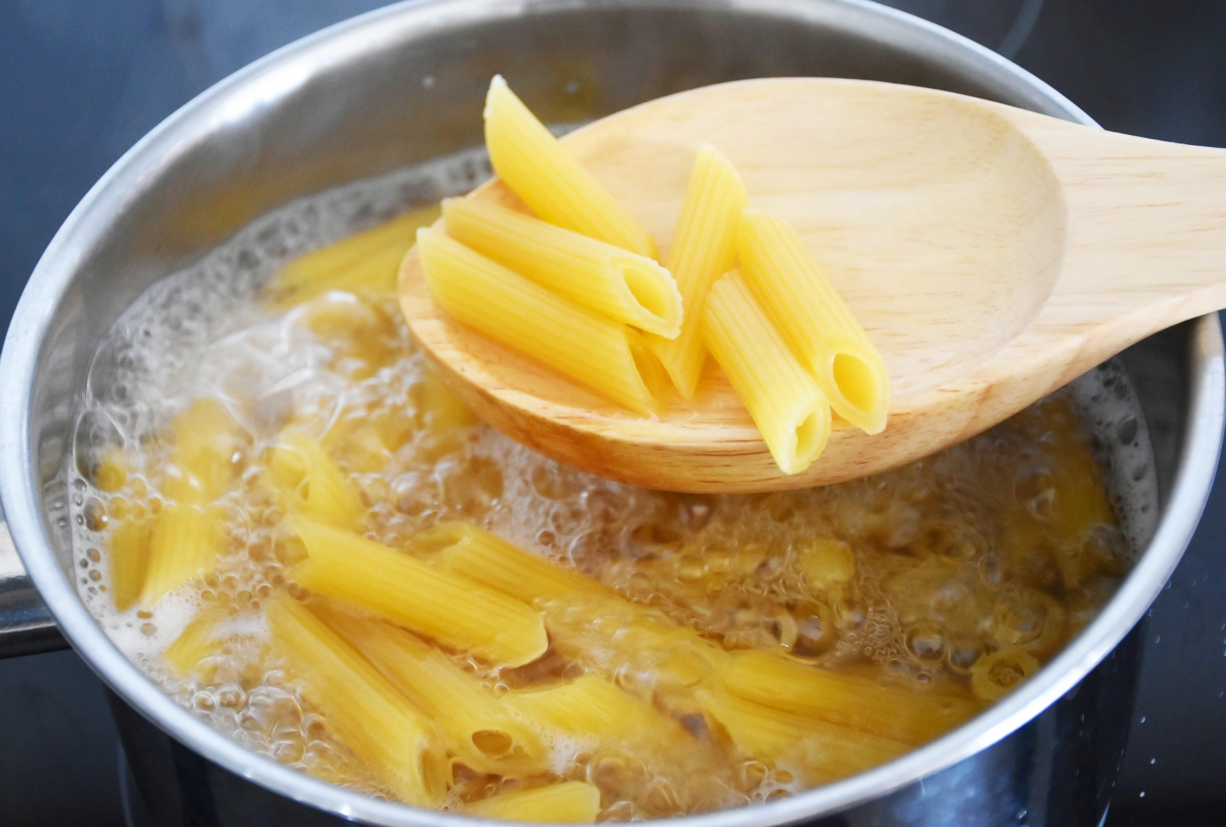 Esta es la regla 1-10-100, la norma infalible para cocinar pasta en casa - Infobae