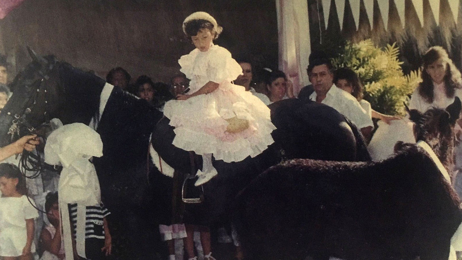Manuela, hija de Escobar, en su cumpleaños número cinco sobre la yegua que le regaló el capo.