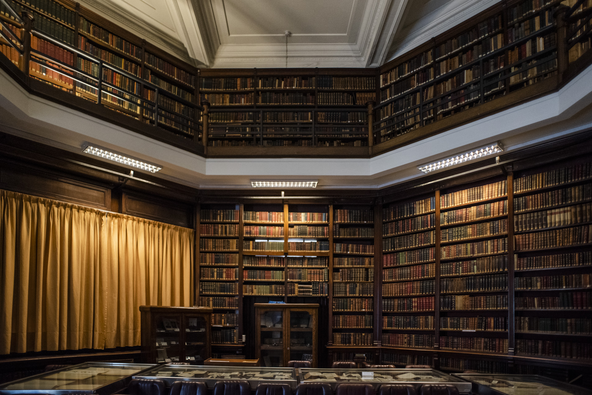 La biblioteca de la Academia se inició en el año 1938 con la donación de 11000 volúmenes que pertenecían a los doctores Herrera Vegas. Es de carácter público y tiene como tarea prioritaria la búsqueda de información actualizada a través de los nuevos medios disponibles que ofrecen los avances tecnológicos en el área de la Medicina y Ciencias.