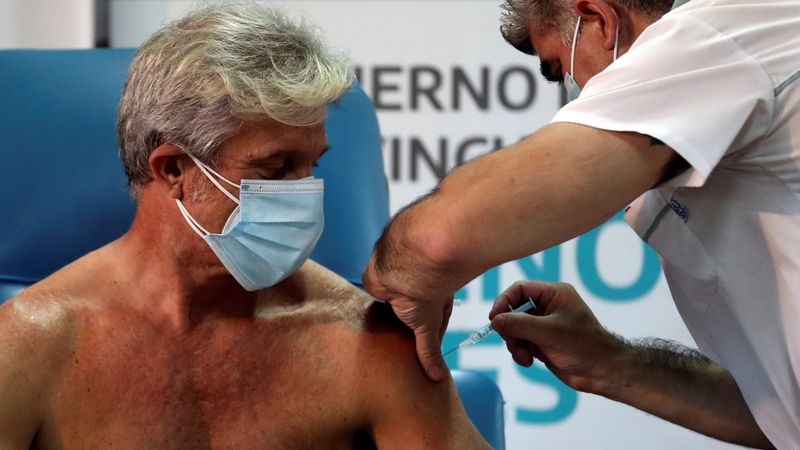 Argentina aún sigue vacunando el personal de salud, que es el primer grupo de riesgo (REUTERS/Agustín Marcarián)