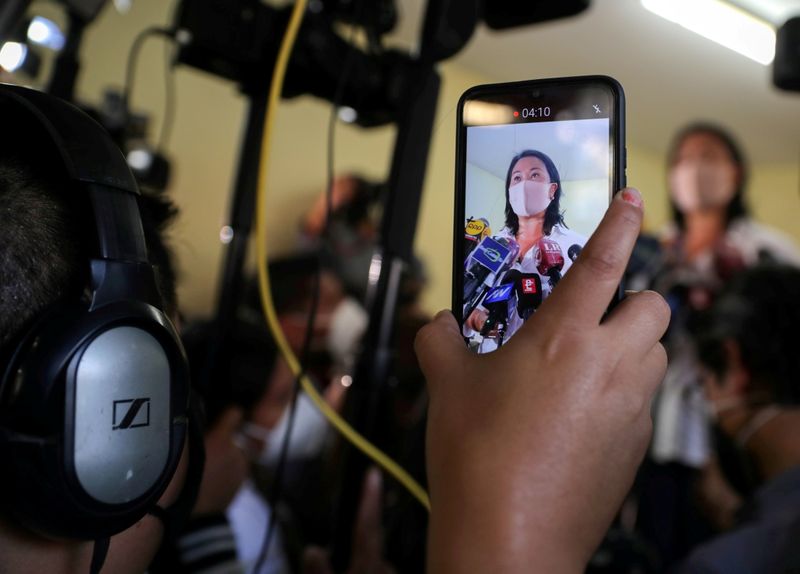 IMAGEN DE ARCHIVO: La candidata presidencial Keiko Fujimori, quien competirá con Pedro Castillo en una segunda vuelta en junio, se ve en la pantalla de un dispositivo móvil mientras habla durante una reunión con líderes de una olla común en Lima, Perú, 16 de abril de 2021. REUTERS/Sebastián Castañeda