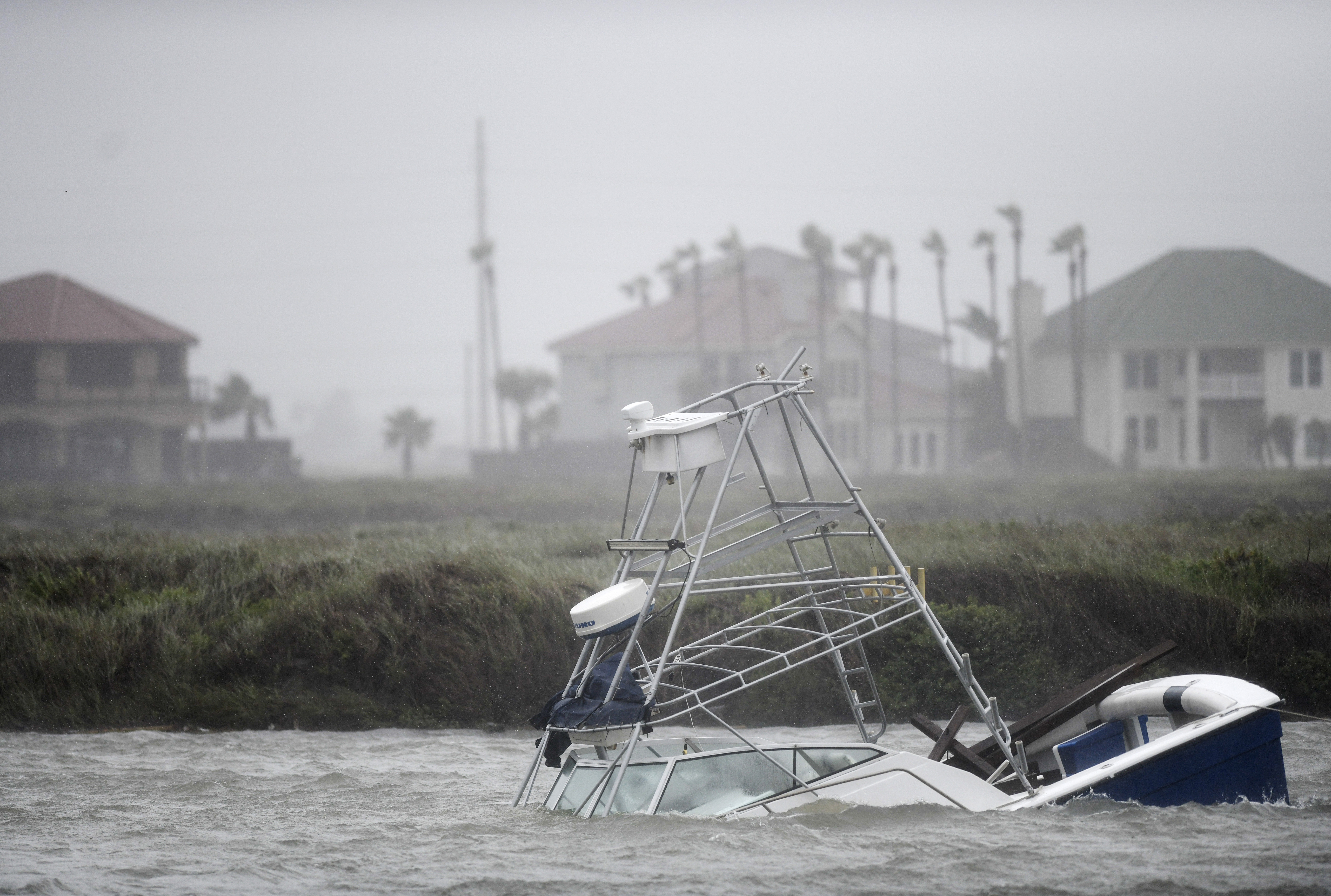 Un barco se hunde después de la llegada de Hanna a la Isla del Padre, una isla barrera de 177 km de largo frente a la costa de Texas. (Annie Rice/Corpus Christi Caller-Times via AP)