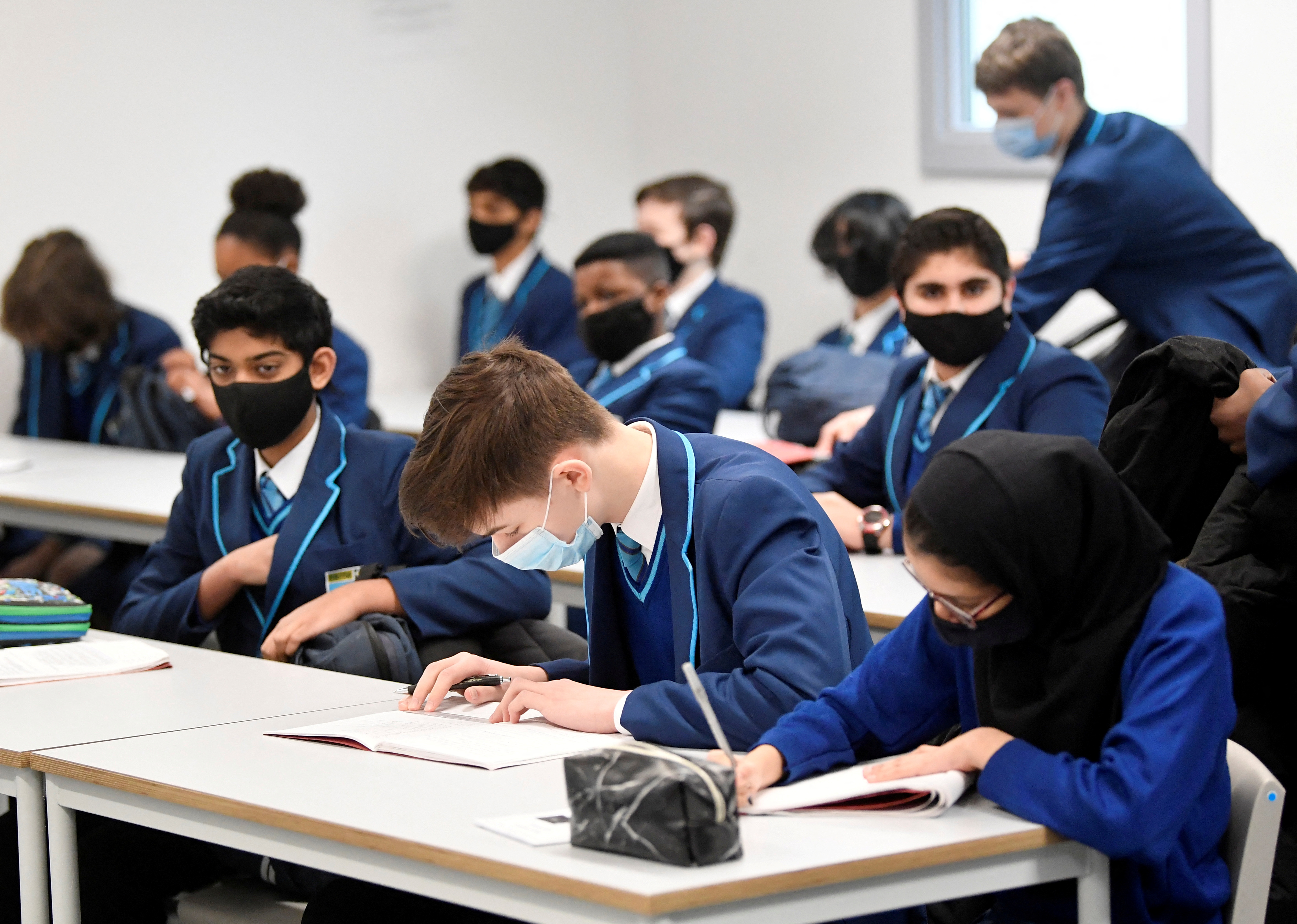 Los estudiantes de secundaria deben llevat mascarillas en las clases  (REUTERS/Toby Melville/File Photo)