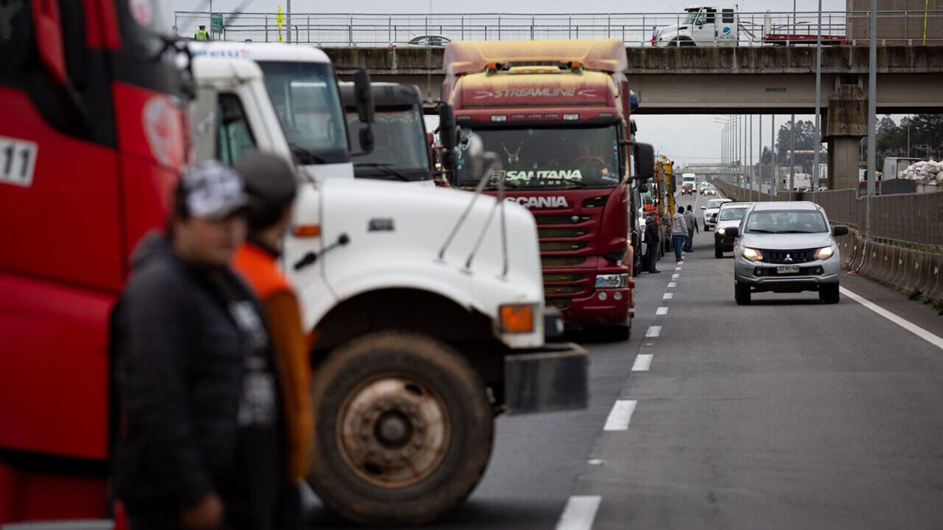 Grupo de camioneros disidentes realizando un bloqueo de rutas en Chile tras la ola de ataques a conductores en la zona sur del país.