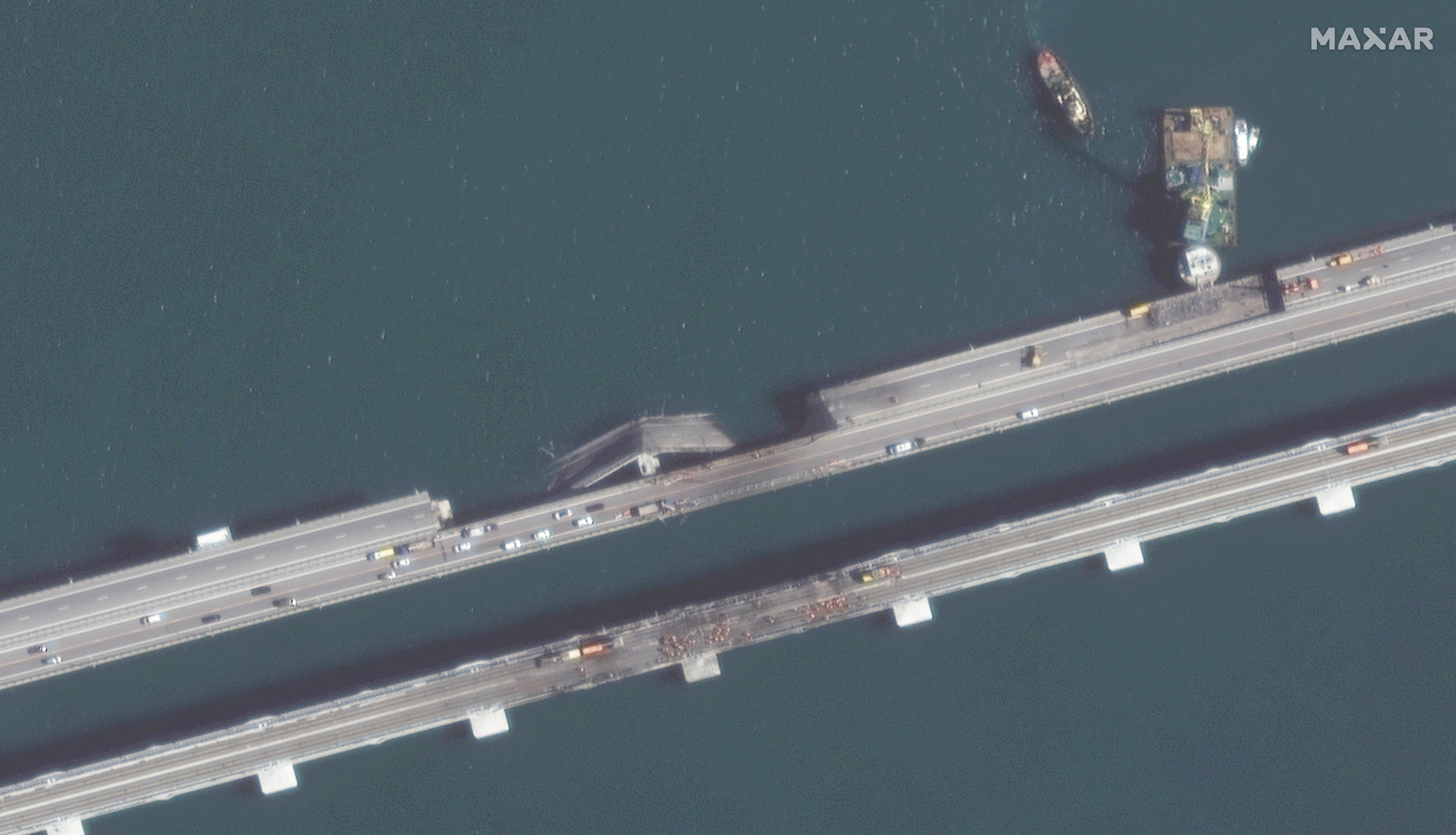 Vista cercana del tráfico y los trabajos de reparación en el puente de Crimea, tras la explosión que lo destruyó parcialmente (Maxar Technologies/REUTERS)