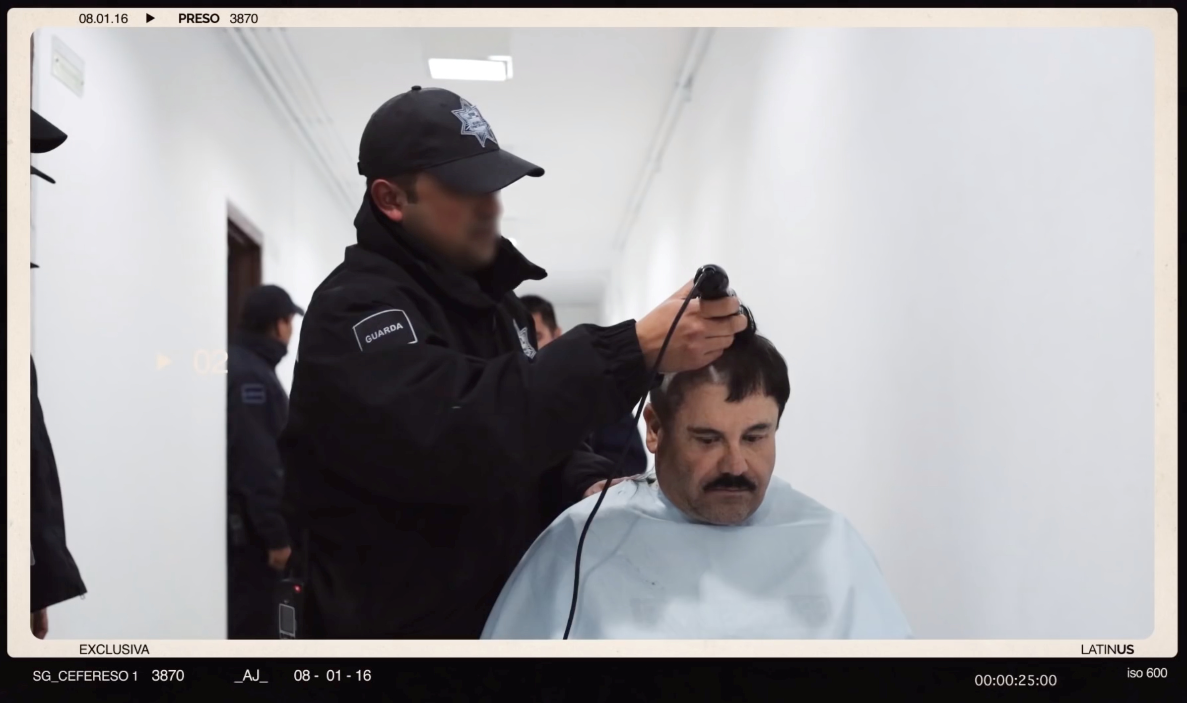Un hombre que se cree que es el narcotraficante mexicano Joaquín "El Chapo" Guzmán, aparece en lo que se cree que es la prisión del Altiplano en 2016. LATINUS/via REUTERS