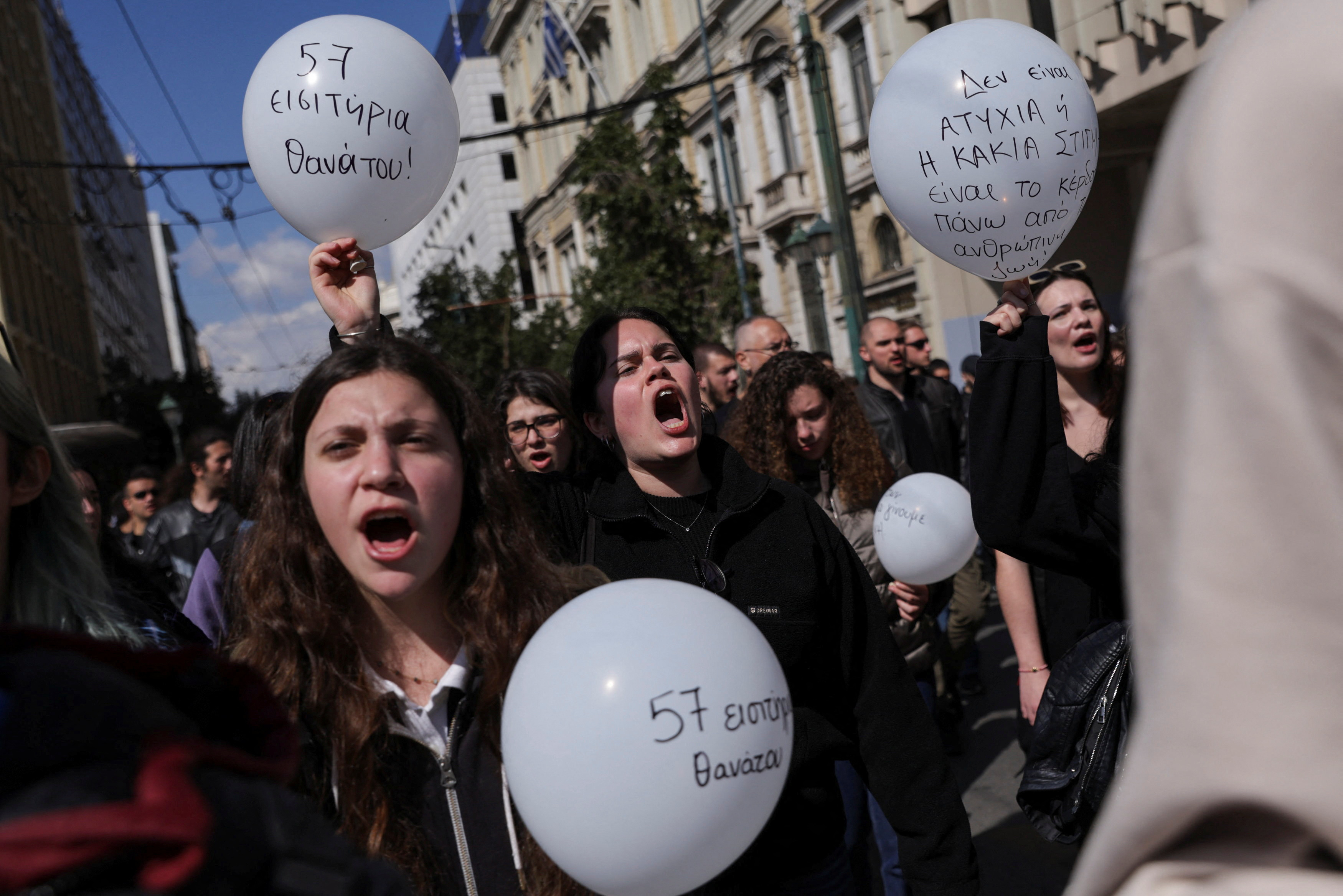 Un gurpo de estudiantes alzó globos blancos en memoria de las 57 víctimas del choque (REUTERS)
