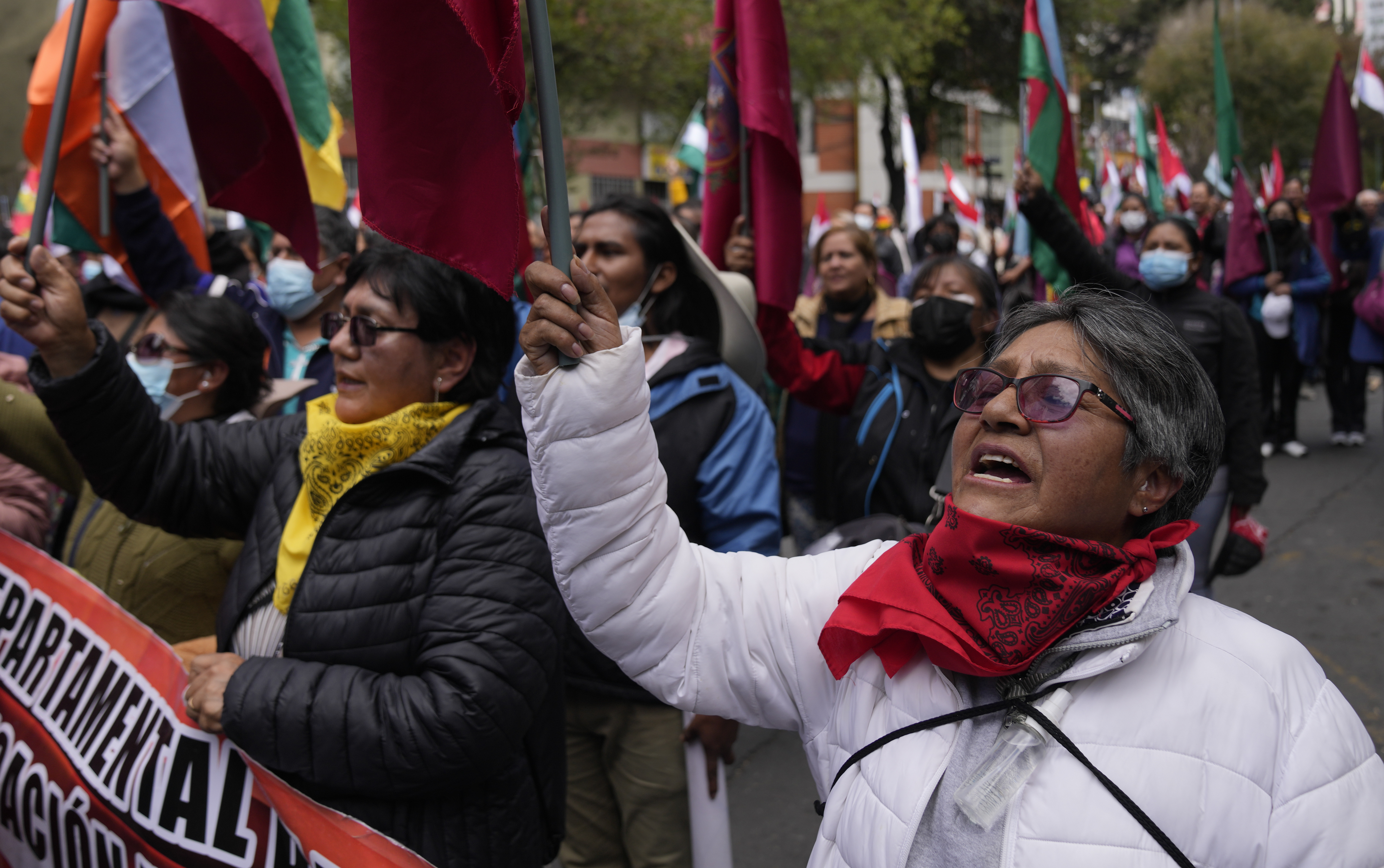 Manifestantes marchan hacia el Ministerio de Educación en La Paz, Bolivia, el lunes 20 de marzo de 2023. Los maestros exigen salarios más altos y protestan por el nuevo plan de estudios en las escuelas públicas (AP Foto/Juan Karita)