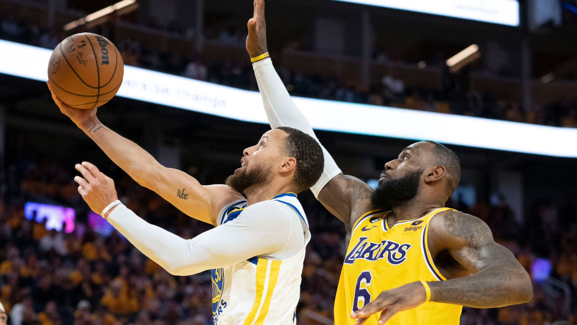 Stephen Curry y LeBron James en la lucha por continuar en la serie de semifinales por NBA. Mientras que los Lakers se encuentran a un juego de sellar su pase a la final. (Reuters)