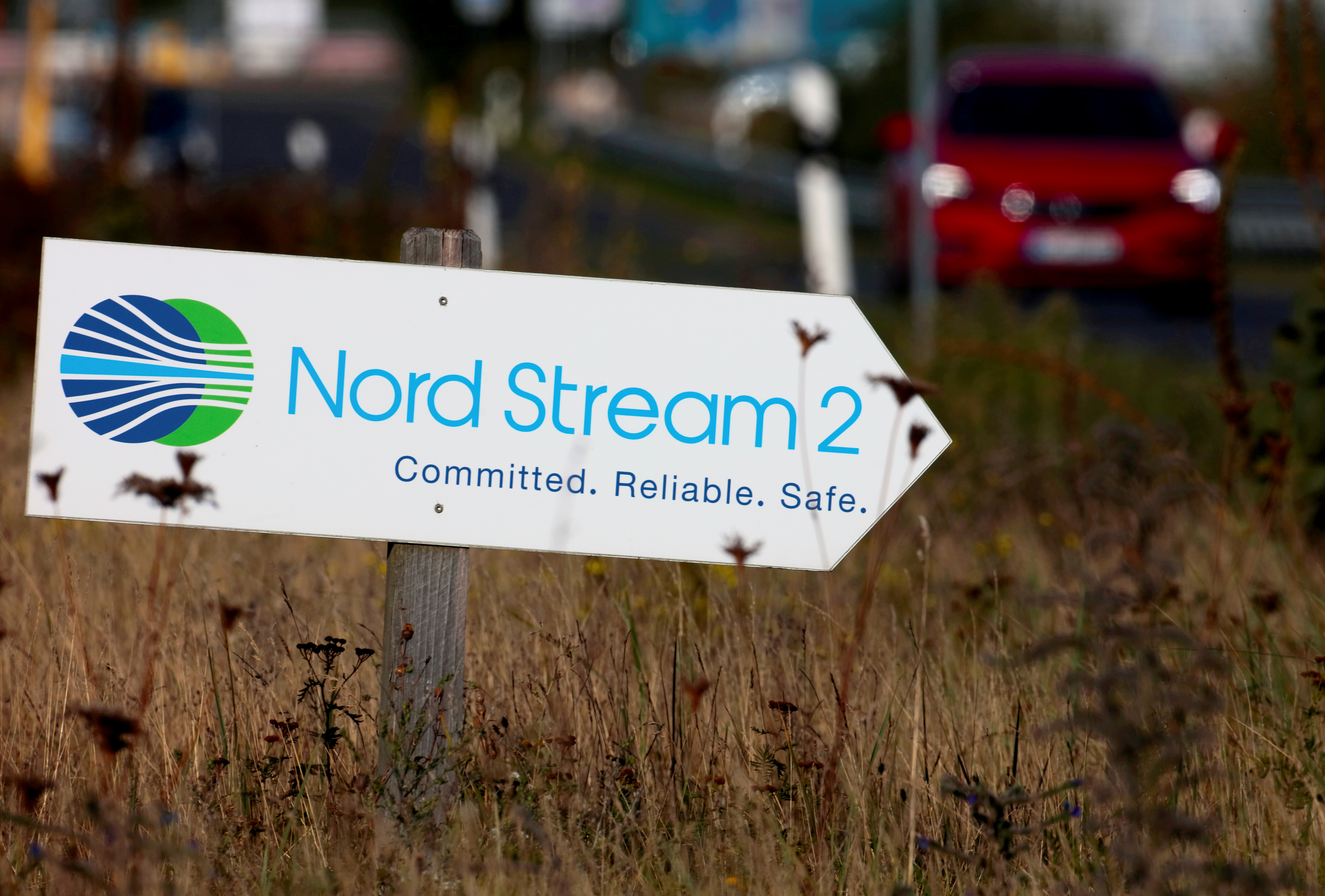 Una señal de carretera dirige el tráfico hacia la entrada de las instalaciones del gasoducto Nord Stream 2 en Lubmin, Alemania (REUTERS/Hannibal Hanschke)