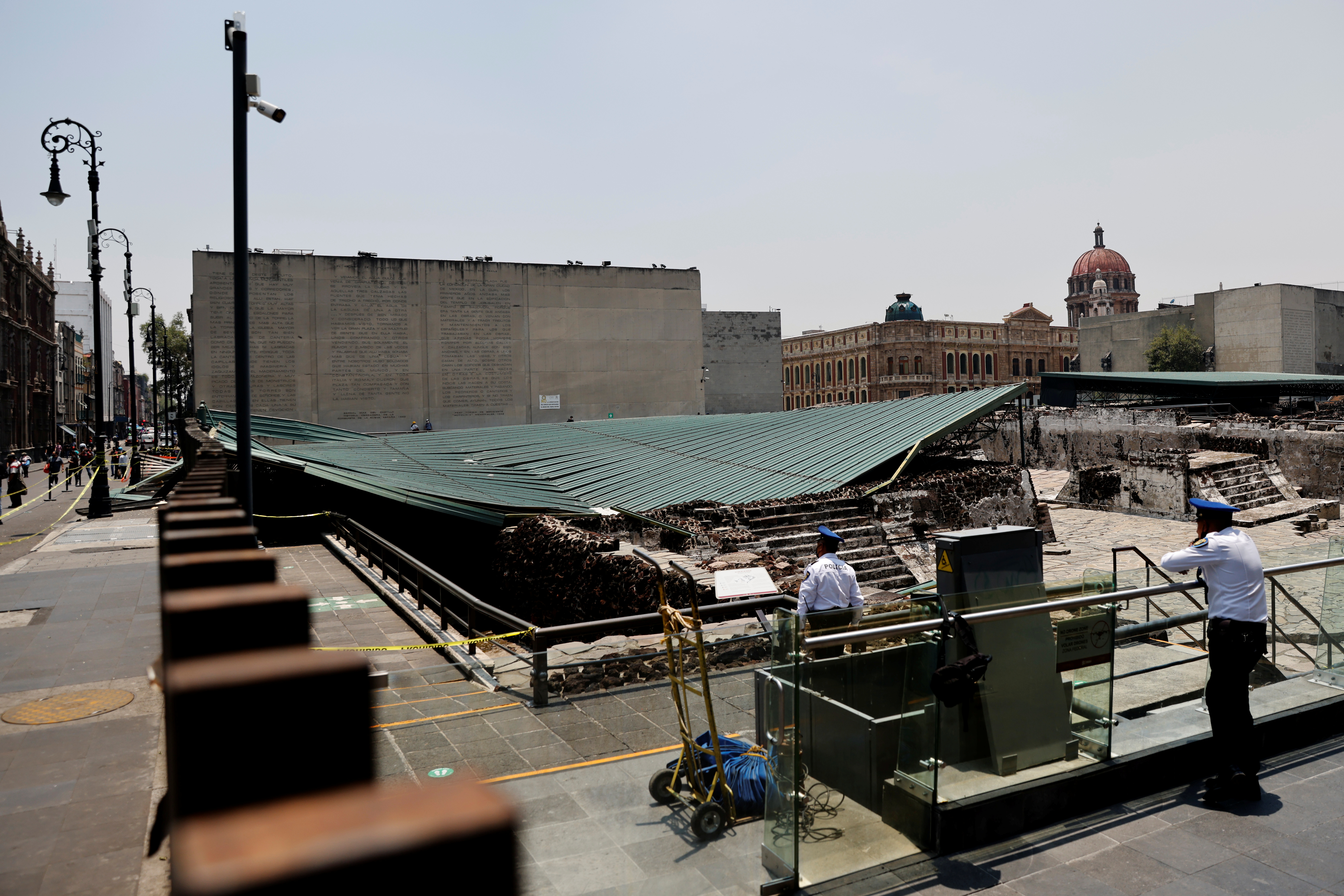 El techo que protegía la Casa de las Águilas se derrumbó sobre el recinto luego de una fuerte tormenta que afectó a la Ciudad de México el pasado 28 de abril (Foto: REUTERS/Carlos Jasso)