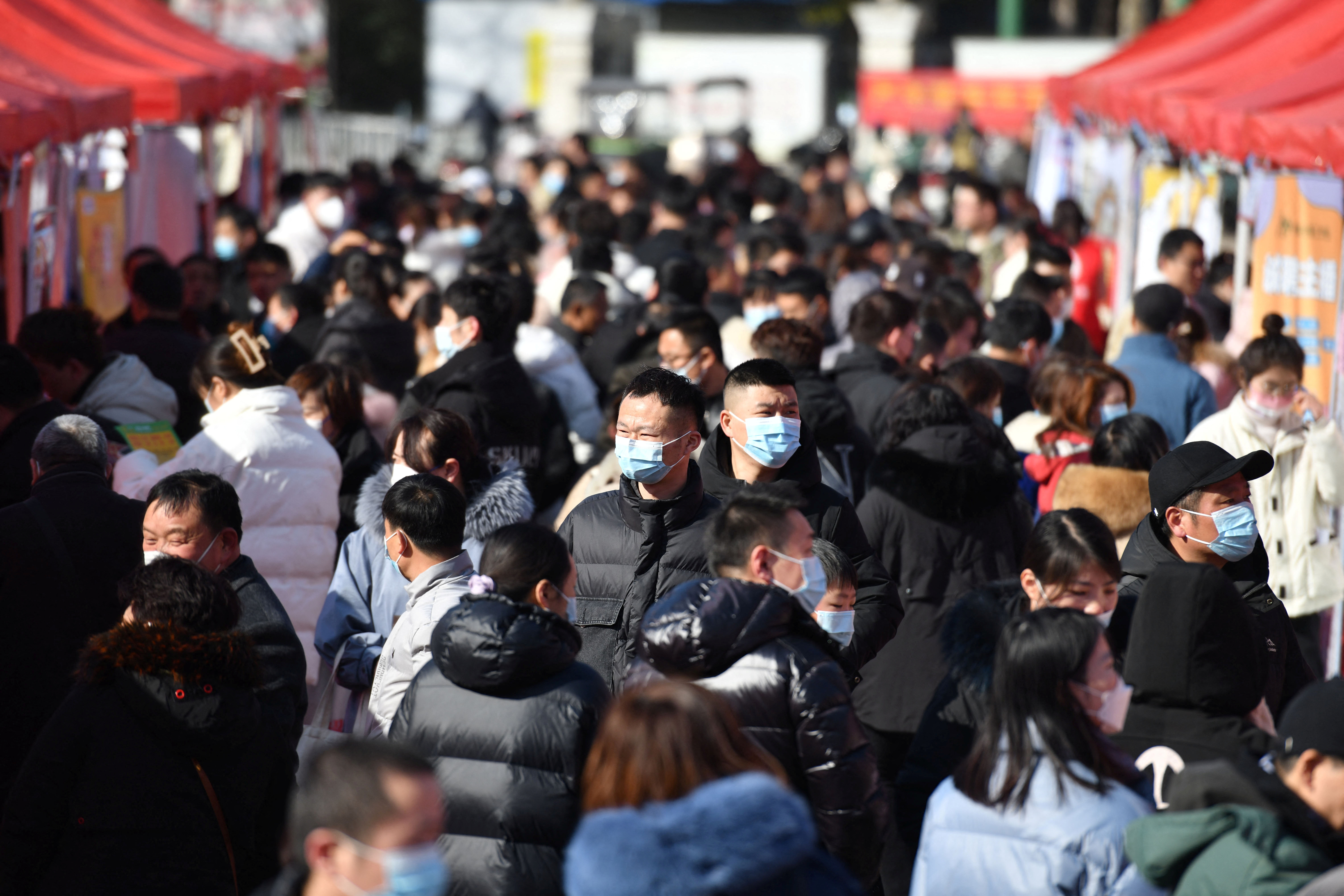 Un grupo de personas asiste a una feria de empleo en Fuyang  (REUTERS)