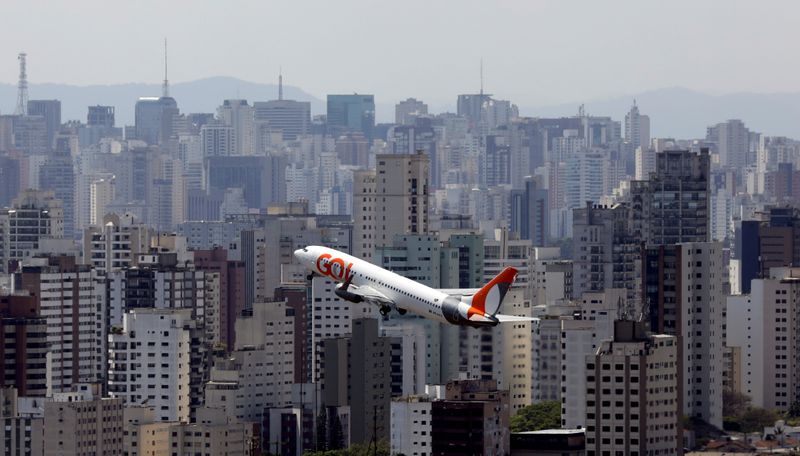 FOTO DE ARCHIVO. Un avi&oacute;n de Gol Linhas Aereas Inteligentes sale del aeropuerto de Congonhas, en Sao Paulo, Brasil. 11 de septiembre de 2017. REUTERS/Paulo Whitaker.