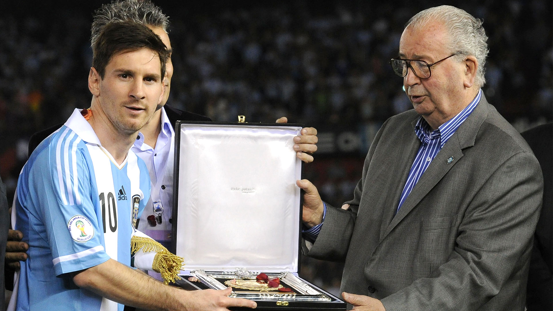 Lionel Messi recibe una plaqueta de manos de Julio Grondona (foto de archivo: Mosteirin /DP/NA)