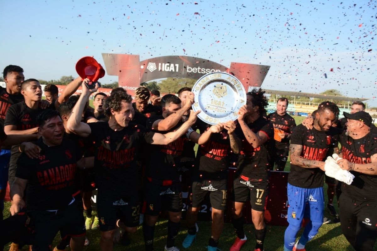Melgar recibió un trofeo en mal estado tras ganar el Apertura.