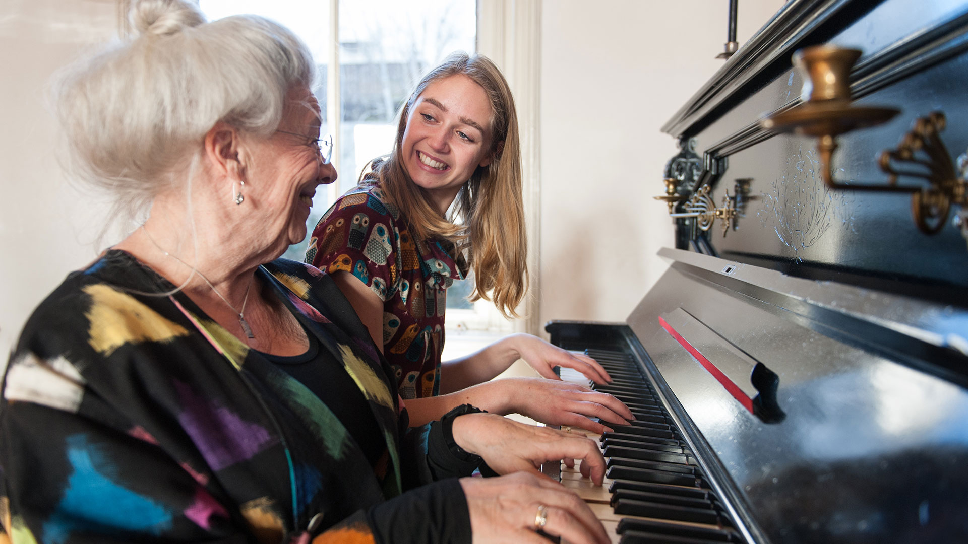 Un estudio de la Universidad de Ginebra halló que aprender a tocar un instrumento podría prevenir el deterioro cognitivo relacionado con la edad (Getty)