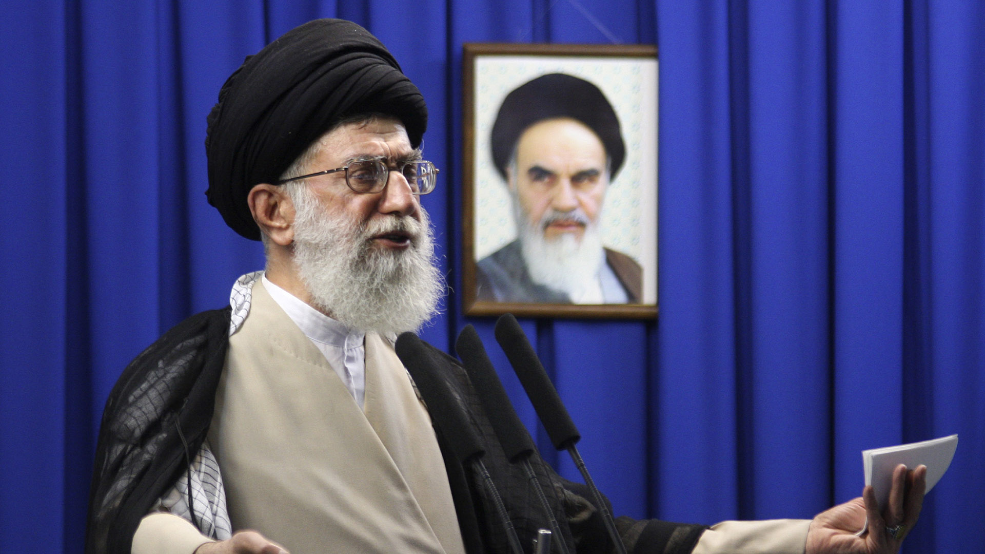 El líder supremo de Irán, Ali Khamenei, reiteró la fatwa en 2017: “El decreto continúa tal y como lo emitió Khomeini”.  (Meisam Hosseini/Hayat News Agency via AP)