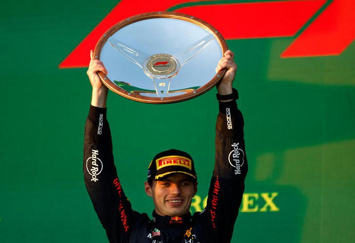 Max Verstappen celebra en el podio tras ganar la carrera en Oceanía (Reuters)