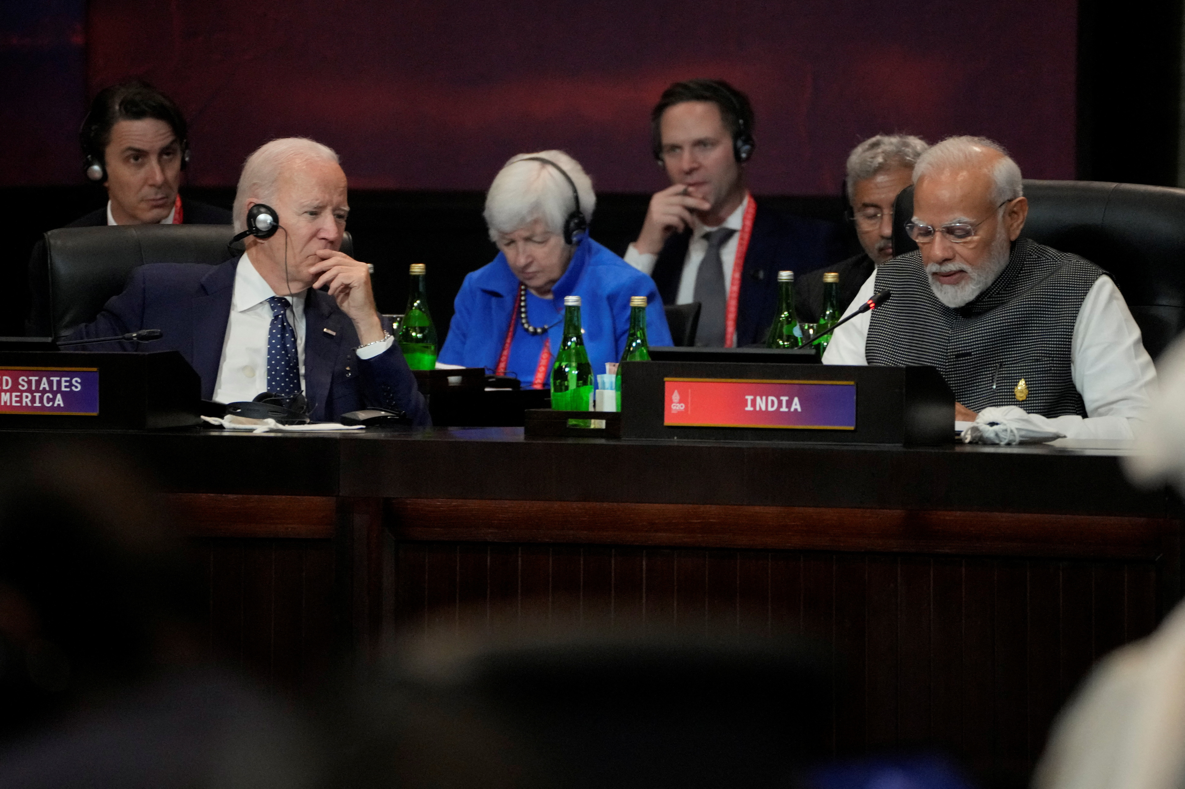 El presidente estadounidense Joe Biden escucha a su homólogo indio Narendra Modi durante la cumbre (Dita Alangkara via REUTERS)