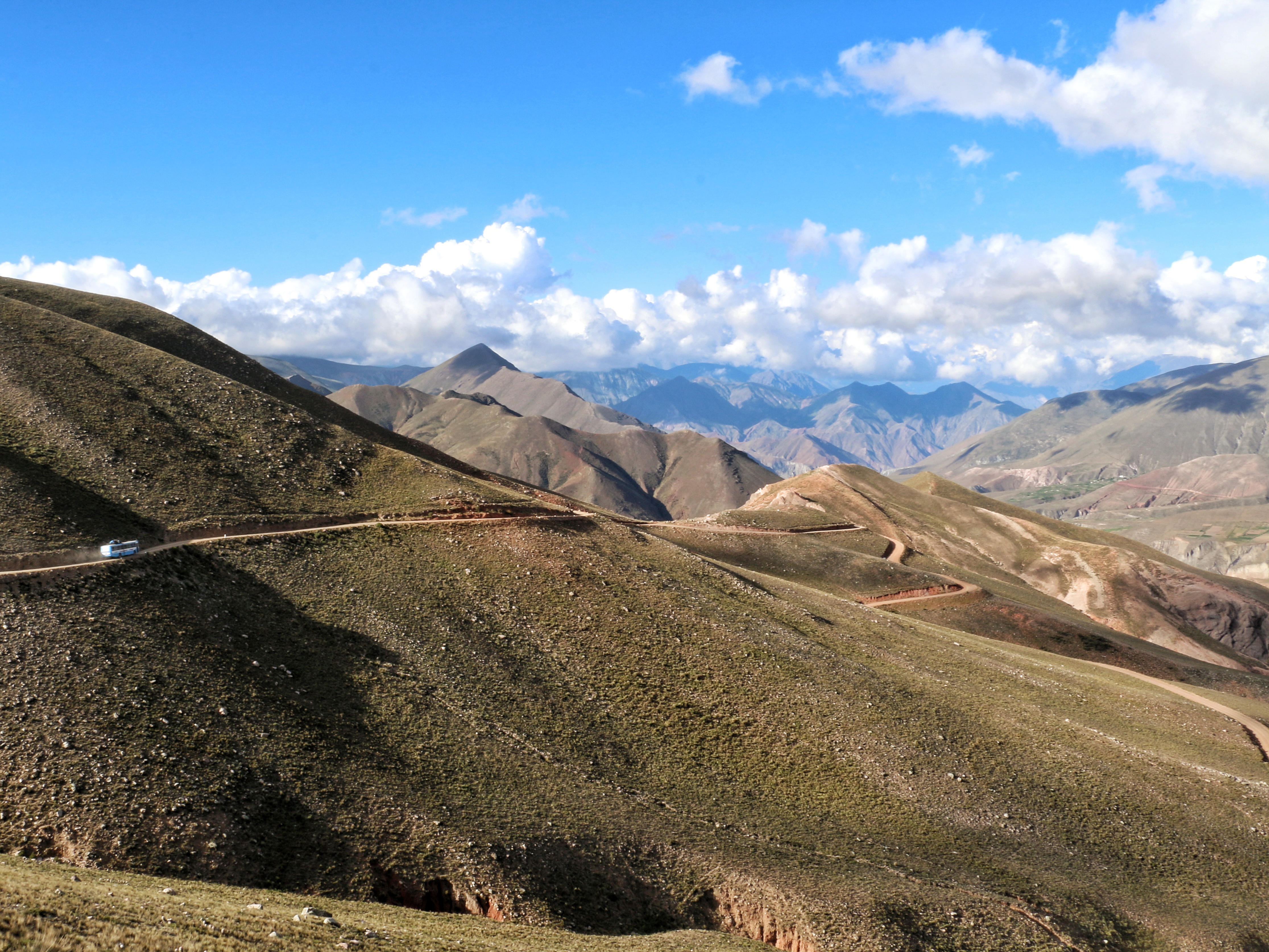 En pleno trayecto rumbo a Iruya, a lo lejos el micro que va por el camino de ripio: los imponentes paisajes forman parte de la experiencia andina (Leo Armella)