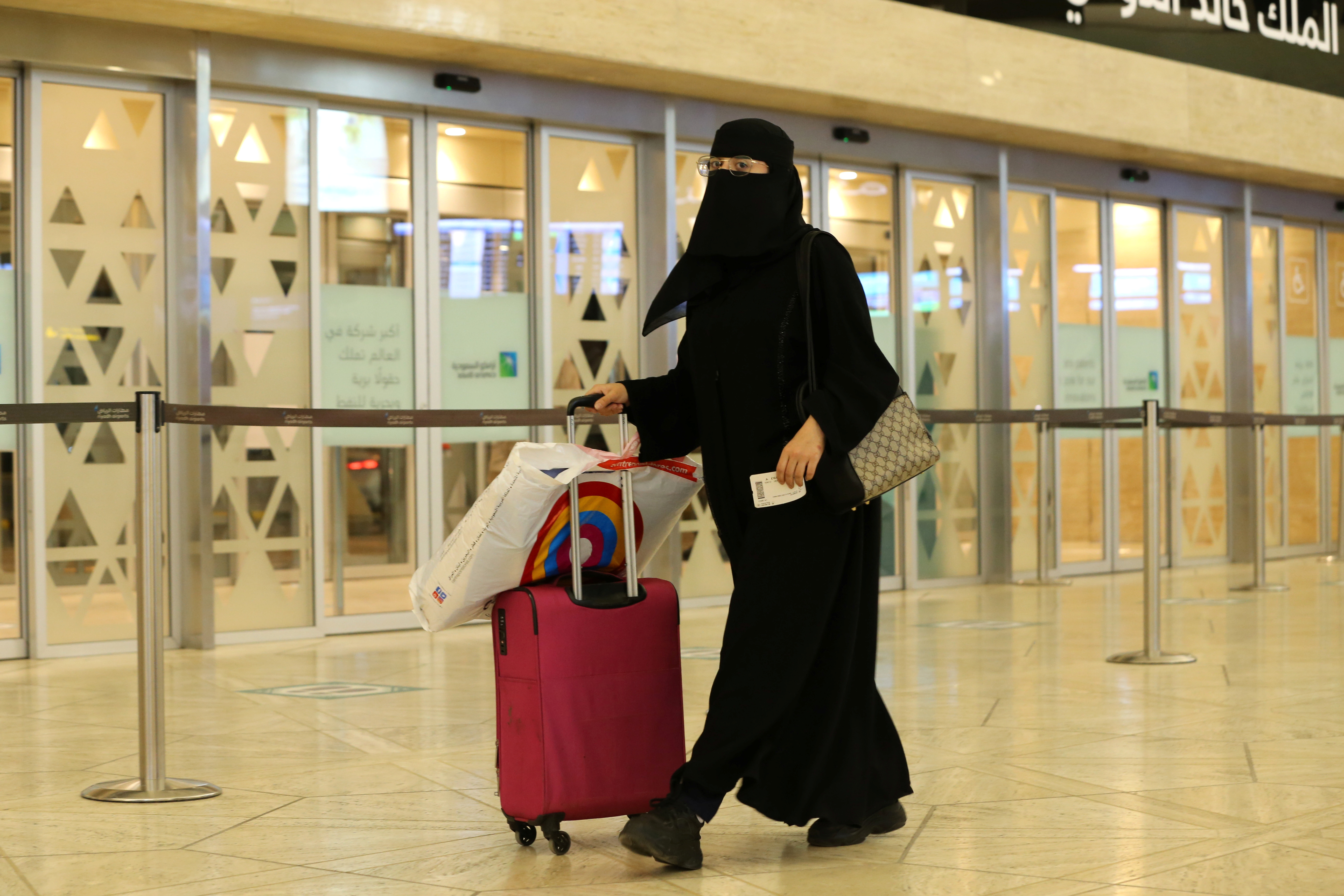 Se ve a una mujer saudí caminando con su equipaje cuando llega al Aeropuerto Internacional Rey Khalid, luego de que las autoridades sauditas levantaran la prohibición de viajar a sus ciudadanos después de catorce meses debido a las restricciones de la enfermedad por coronavirus (COVID-19), en Riad, Arabia Saudita.
REUTERS/Ahmed Yosri