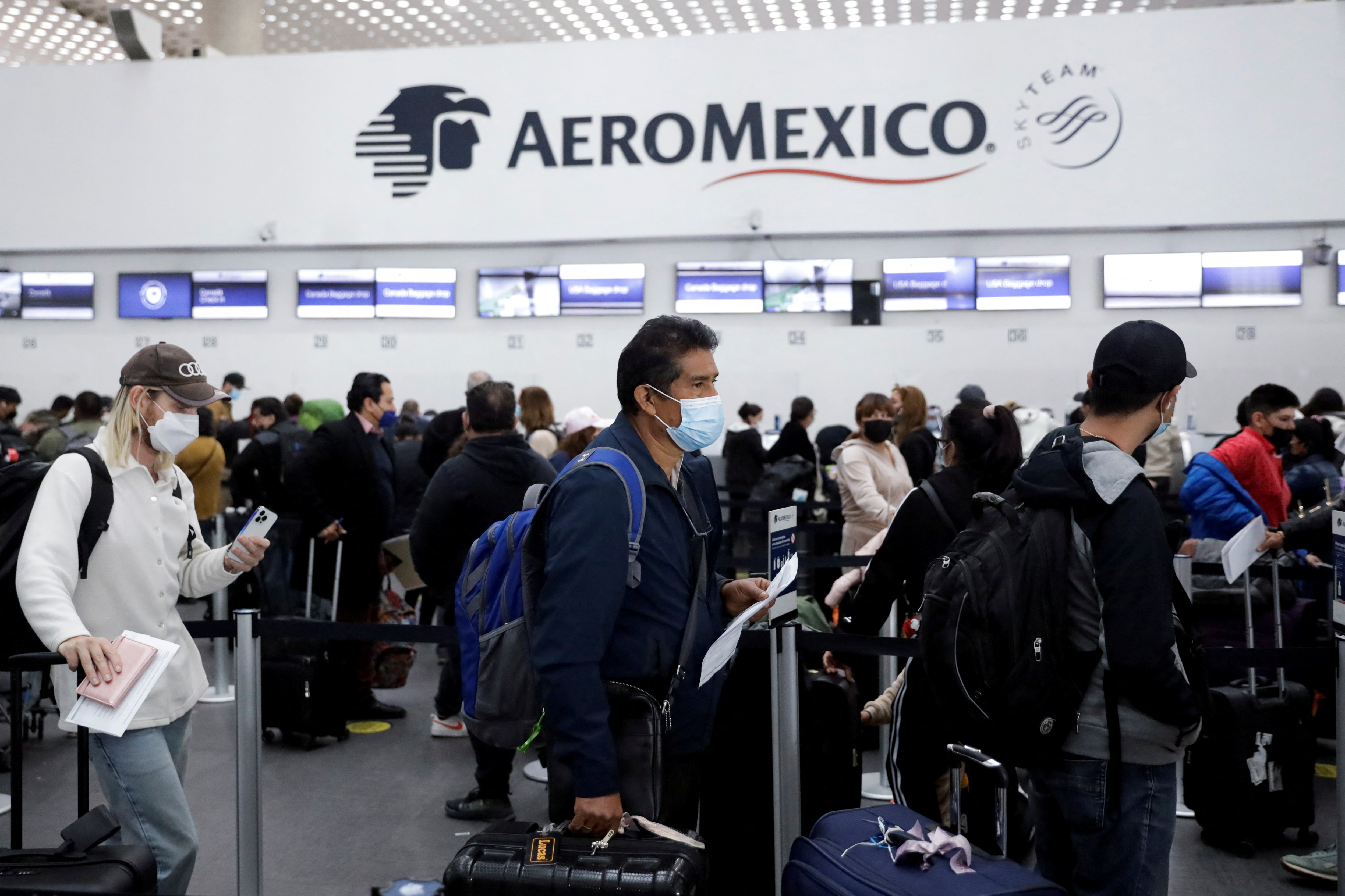 FILE PHOTO: Passengers queue for flights after pilots of Grupo Aeromexico tested positive for coronavirus disease (COVID-19) amid the spread of the Omicron variant, at Benito Juarez International Airport in Mexico City, Mexico January 10, 2022. Photo: Luis Cortes - Reuters