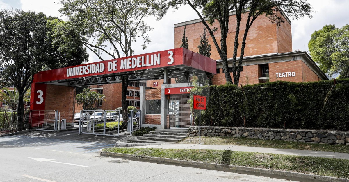 Inhabilitan a exrector de la Universidad de Medellín por presuntas irregularidades en la entrega de diploma a Julián Bedoya