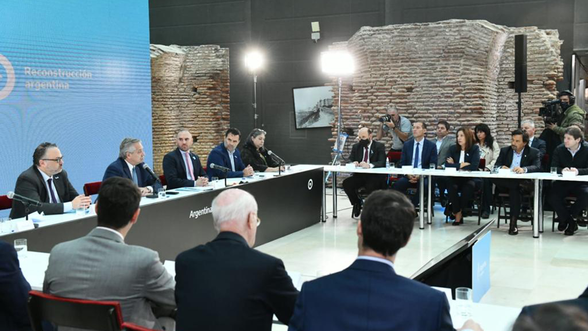 El presidente Alberto Fernández y el ministro de Economía Martín Guzmán presentaron el martes un esquema cambiario especial para impulsar inversiones en el sector de hidrocarburos