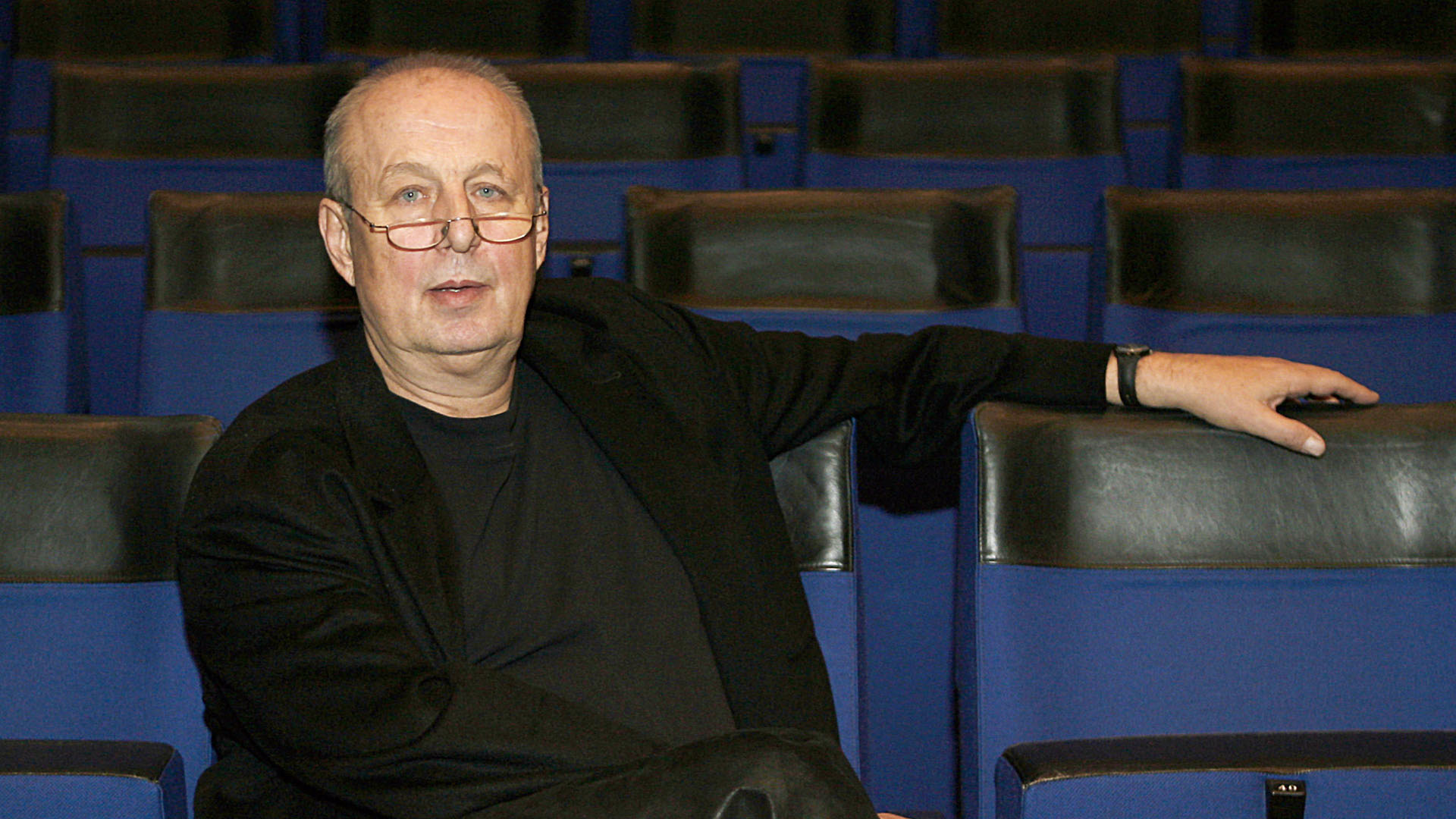 FOTO DE ARCHIVO: Stefan Soltesz, director y director musical general del teatro Aalto de Essen, posa en la ópera de Essen, Alemania, el 29 de septiembre de 2008. DPA 
