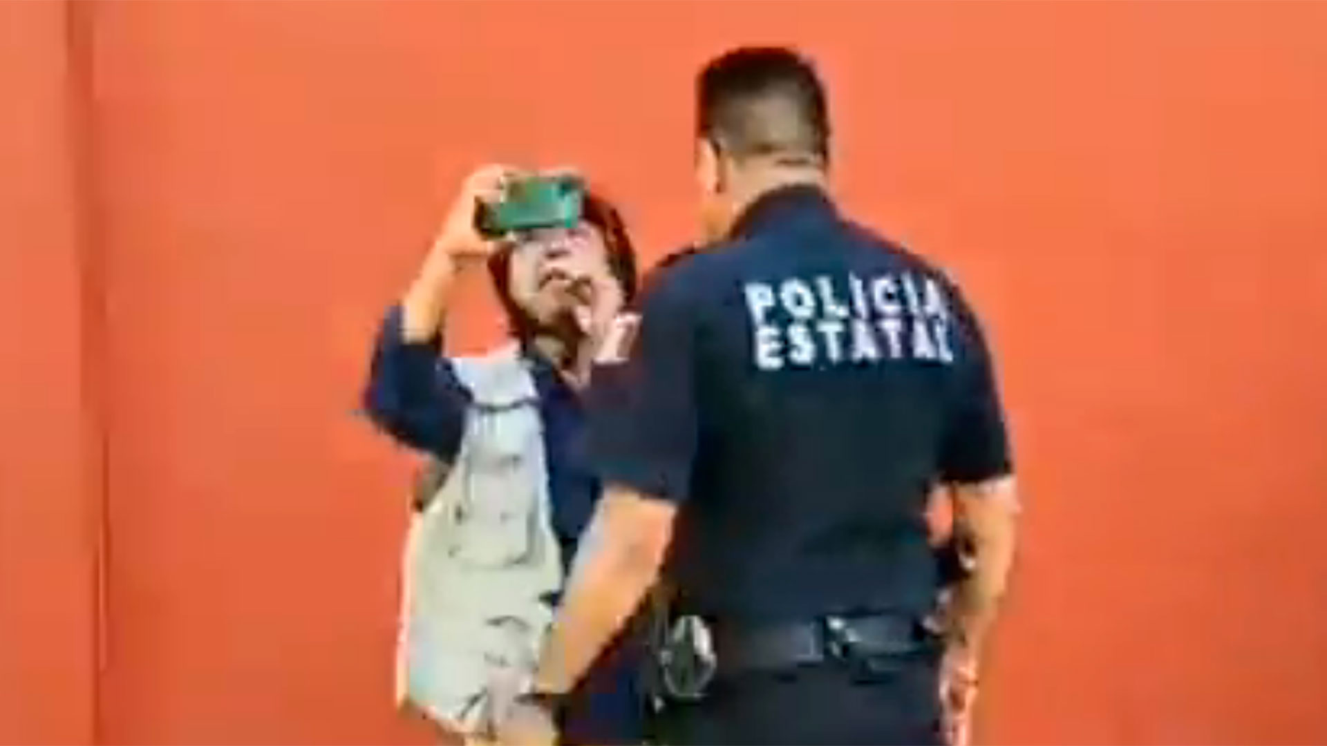 El periodista Francisco Díaz fue agredido por un policía y elementos de Guardia Nacional en Cozumel (Foto: Twitter/ @YosoyPedrero)
