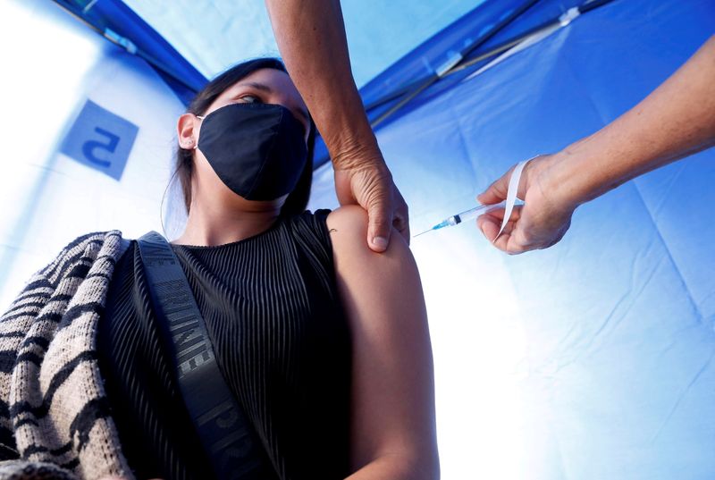 Una mujer recibe una dosis de la vacuna de Pfizer/BioNTech contra la COVID-19 en Viña del Mar, Chile (Reuters)