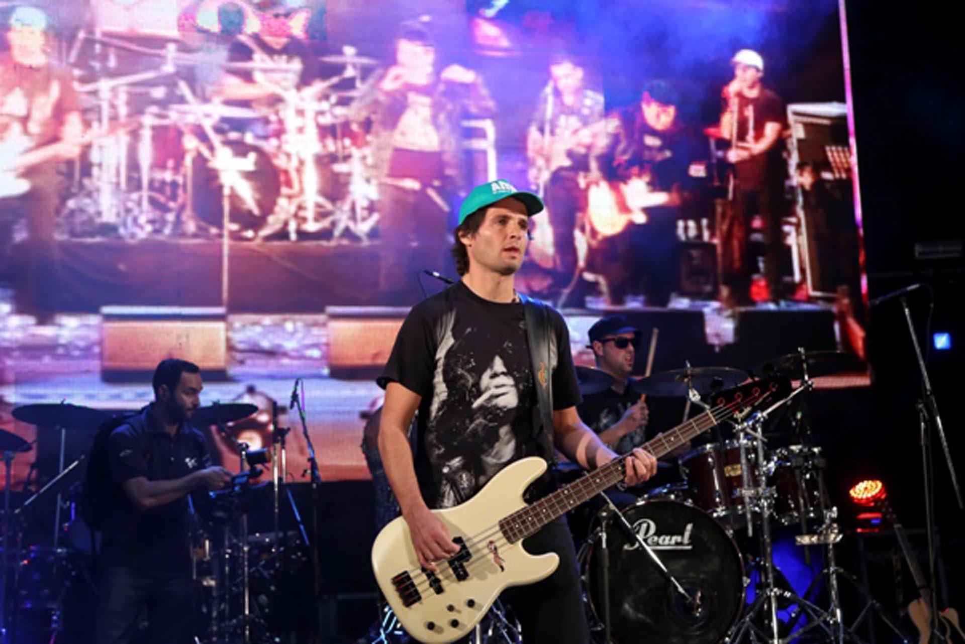Marcos tocando con su banda (https://noticias.amv.com.ar/)