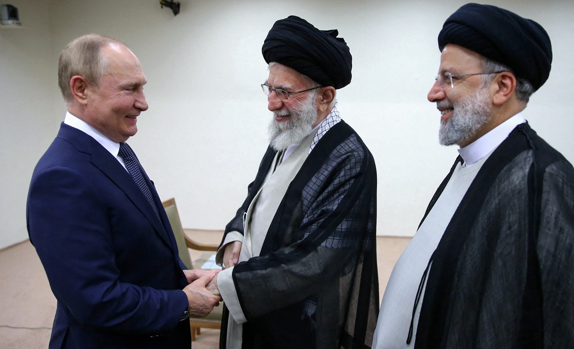 El Líder Supremo de Irán, Ali Khamenei, junto a Vladimir Putin y el presidente iraní, Ebrahim Raisi, en una cumbre en Teherán en julio, donde se firmó la venta de los drones kamikazes que ahora utilizan en Ucrania. (Photo by KHAMENEI.IR / AFP) 