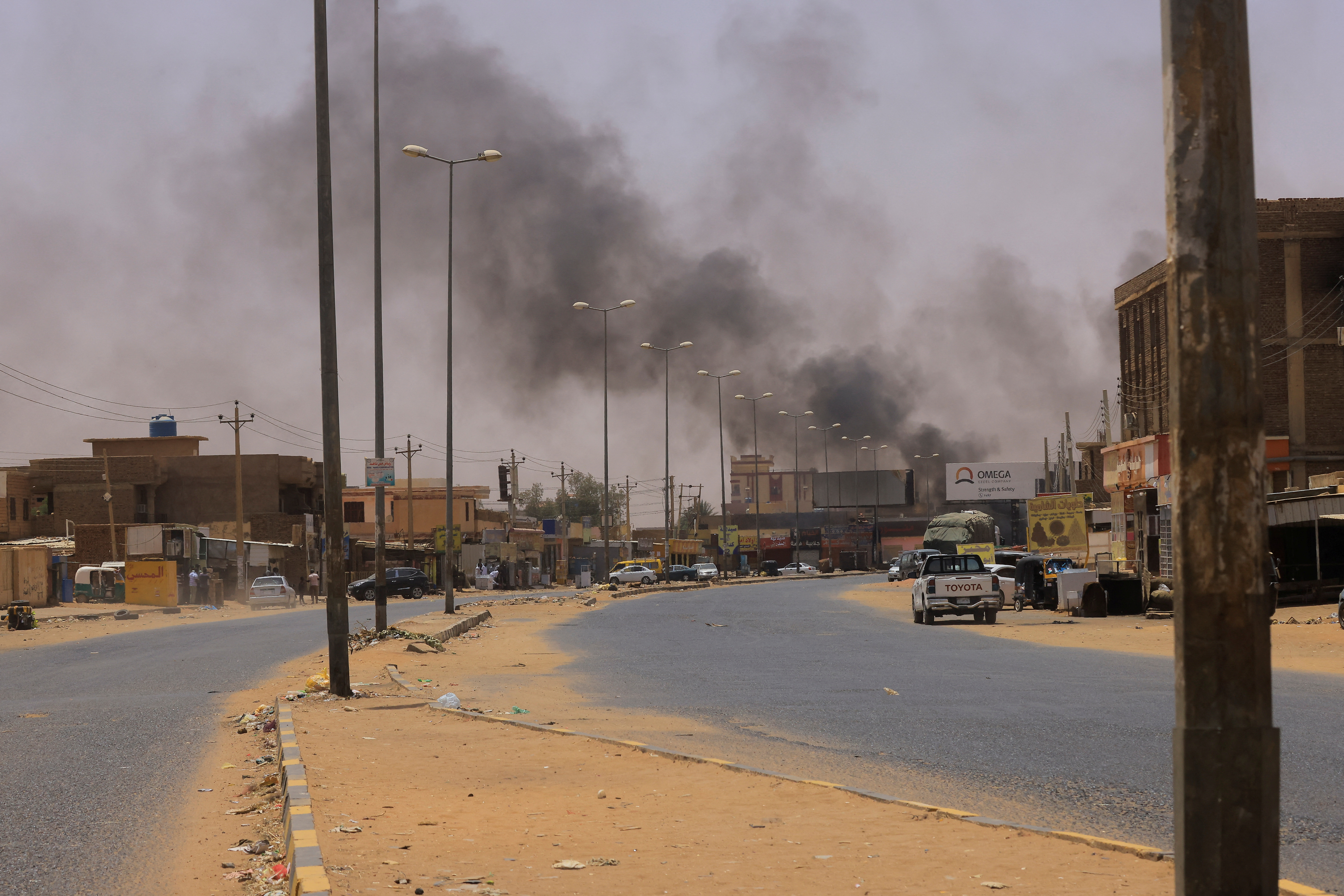 Humo en Omdurman, cerca del puente Halfaya, durante los enfrentamientos entre las Fuerzas Paramilitares de Apoyo Rápido y el ejército, visto desde Jartum Norte, Sudán, 15 de abril de 2023. REUTERS/Mohamed Nureldin Abdallah