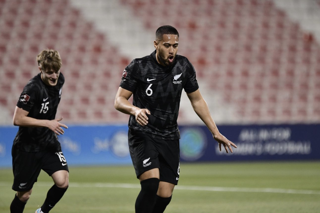 Bill Tuiloma en un partido con Nueva Zelanda por Eliminatorias Qatar 2022. | Foto: @NZ_Football