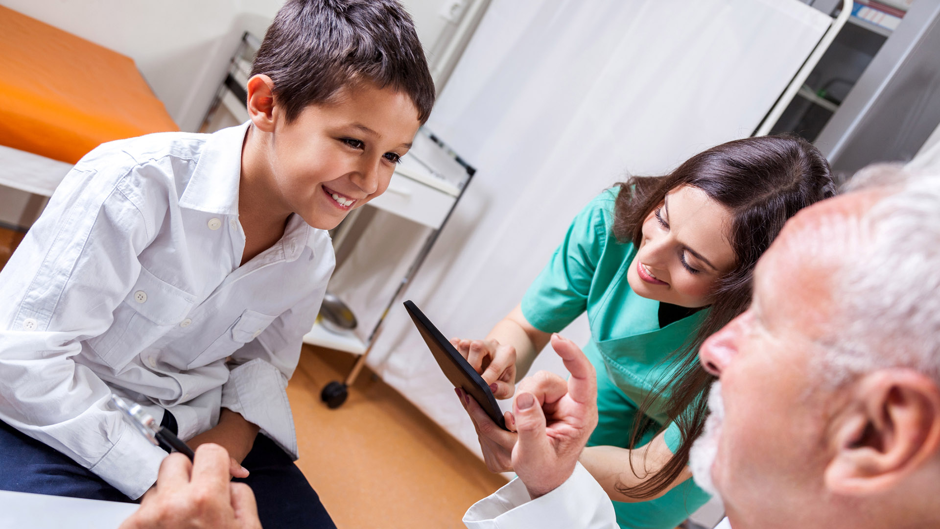 Seguramente se consulte sobre el tartamudeo primero con el pediatra del niño o con el médico familiar. Después, el doctor puede derivarlo a un fonoaudiólogo. (iStock)