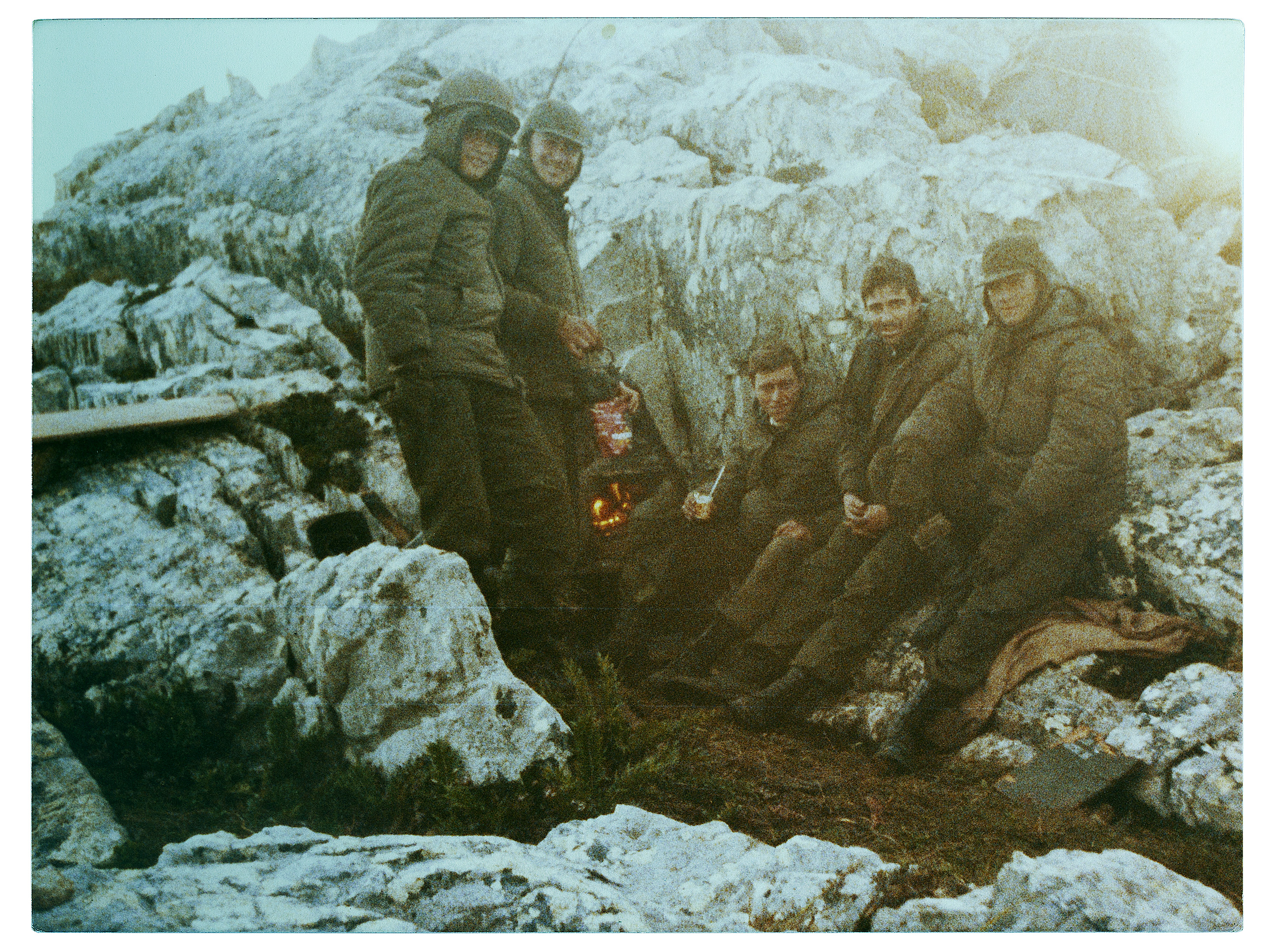 Soldados concriptos, el 2do desde la izquierda Arfouche, Rubén Pablos, josé Luis Mellana.
Wireless Ridge, Islas Malvinas, Argentina.
Abril de 1982. 