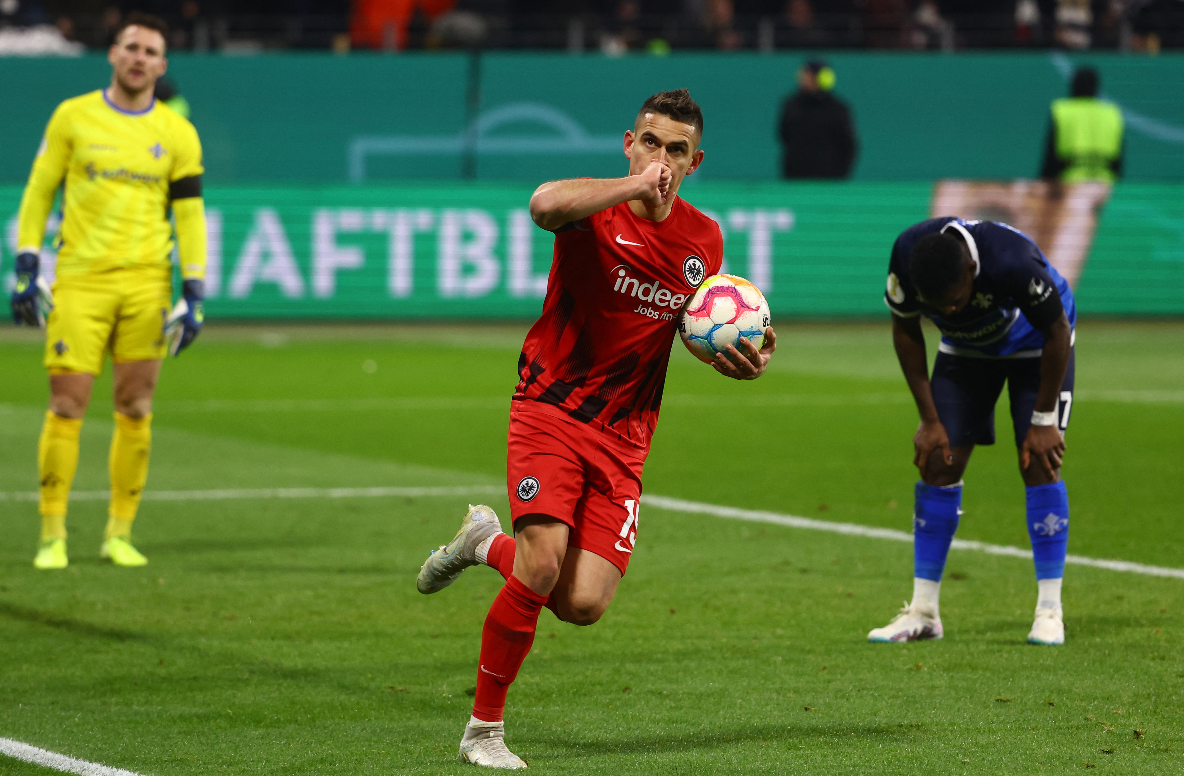 Rafael Santos Borré celebró su primer gol de la temporada en la DFB Pokal y clasificó a los cuartos de final de la competencia / (REUTERS/Kai Pfaffenbach)