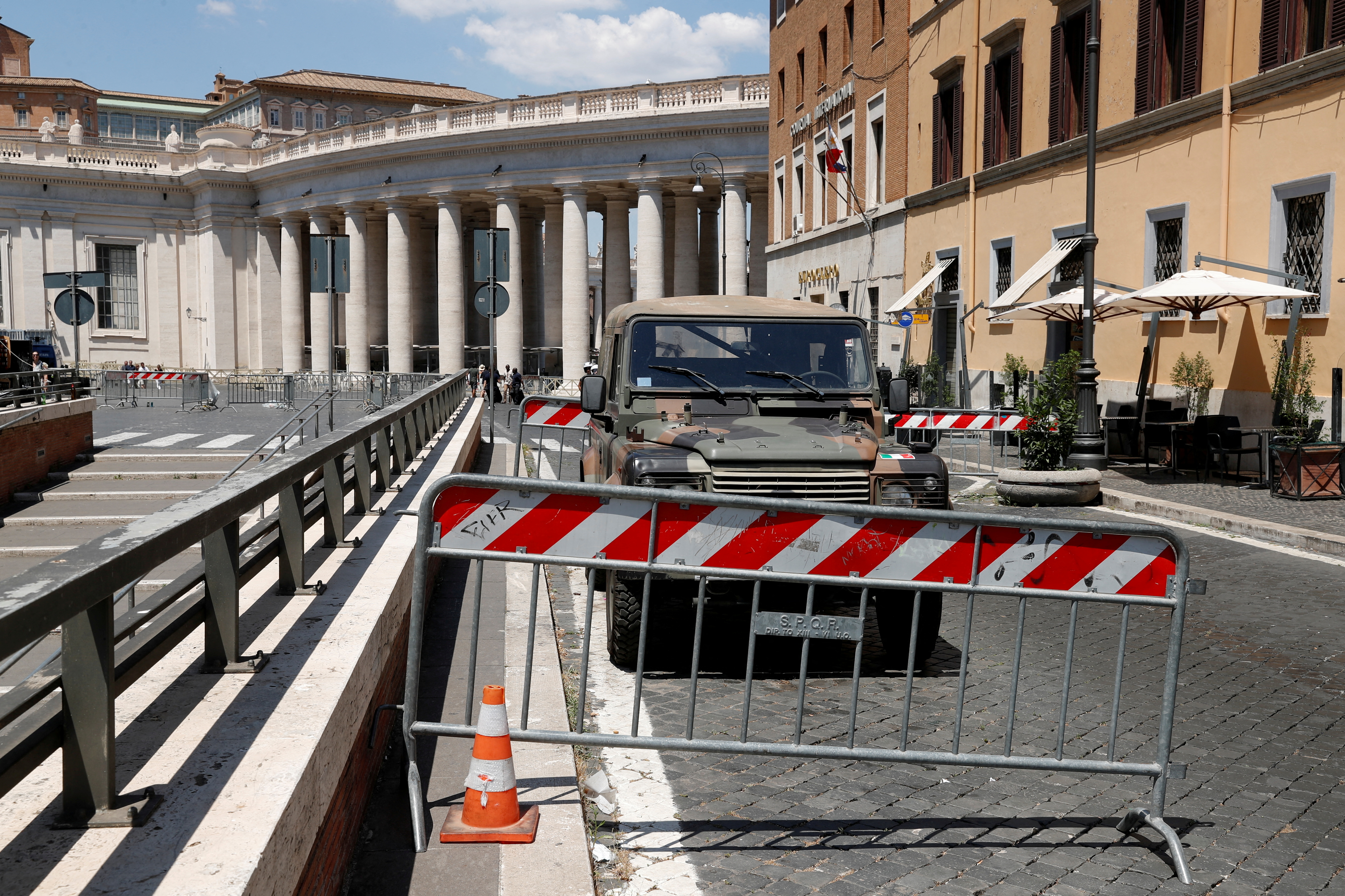 Una vista de la escena en la que un autom&oacute;vil no se detuvo y atraves&oacute; las barreras cerca de la Ciudad del Vaticano, en Roma, Italia, el 19 de junio de 2022. REUTERS/Remo Casilli