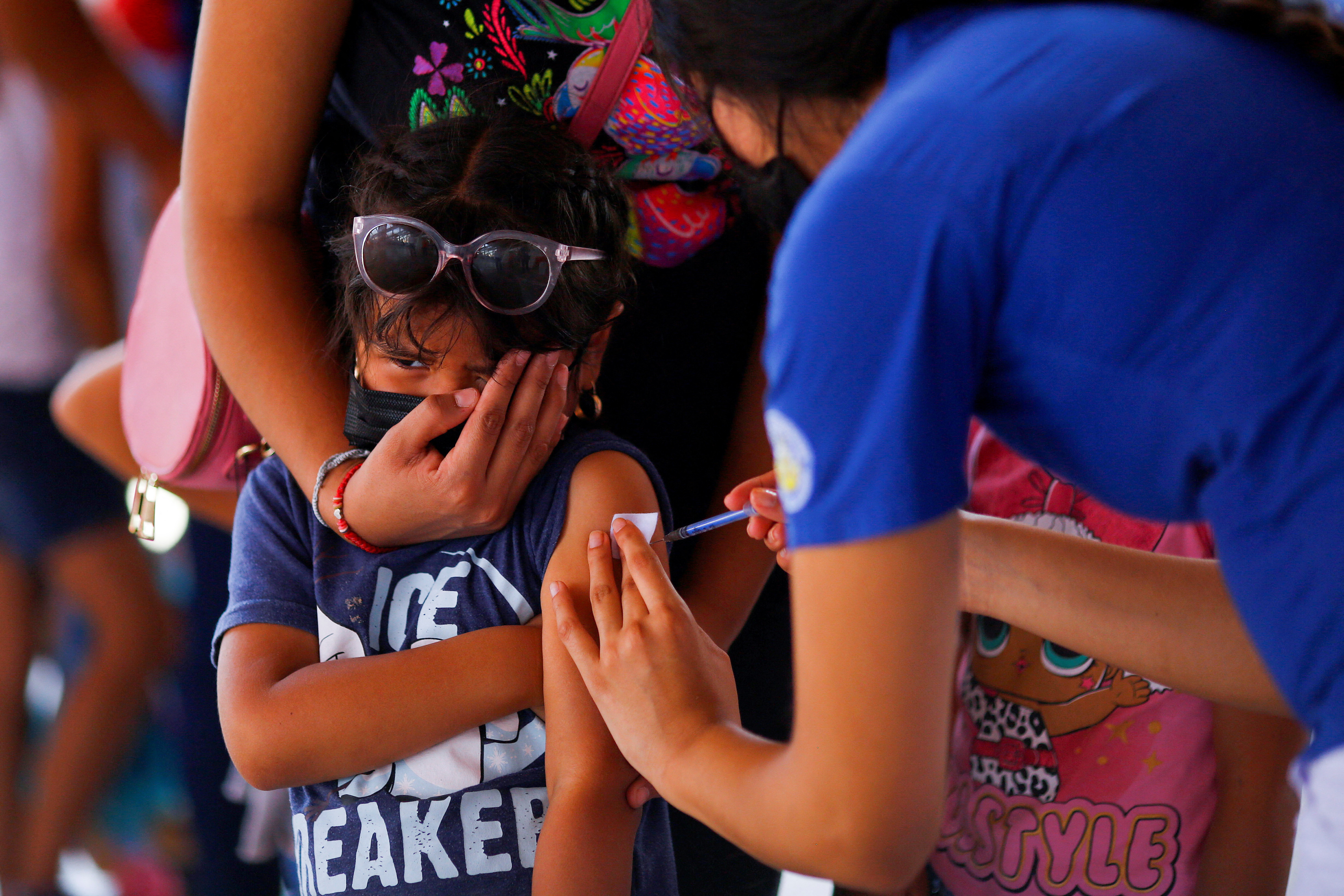 Una niña recibe una dosis de la vacuna pediátrica contra COVID-19 en Cd. Juárez (Foto: Reuters)