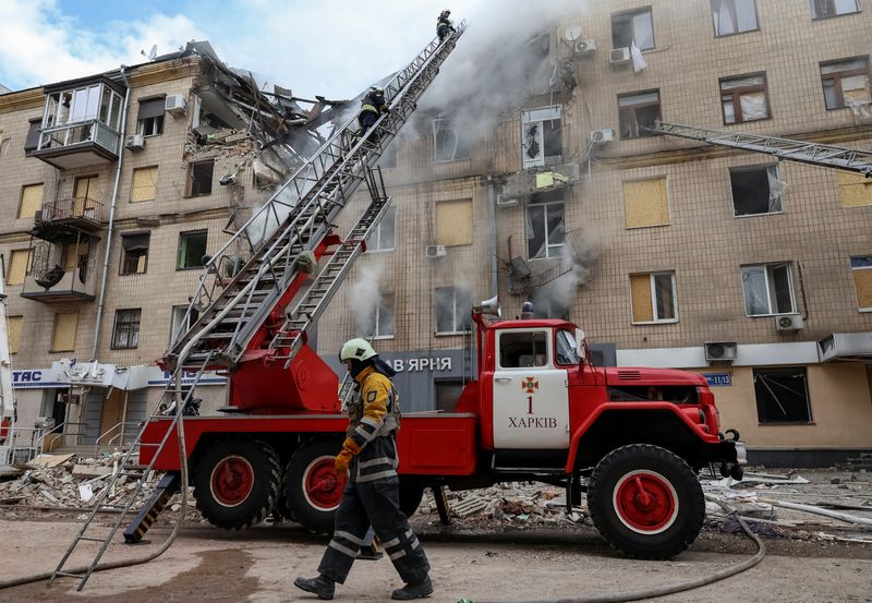 FOTO DE ARCHIVO. Bomberos trabajan en el lugar de un edificio residencial afectado por un ataque militar ruso, en medio del ataque de Rusia a Ucrania, en Kharkiv, Ucrania. 6 de septiembre de 2022 (REUTERS/Sofiia Gatilova)