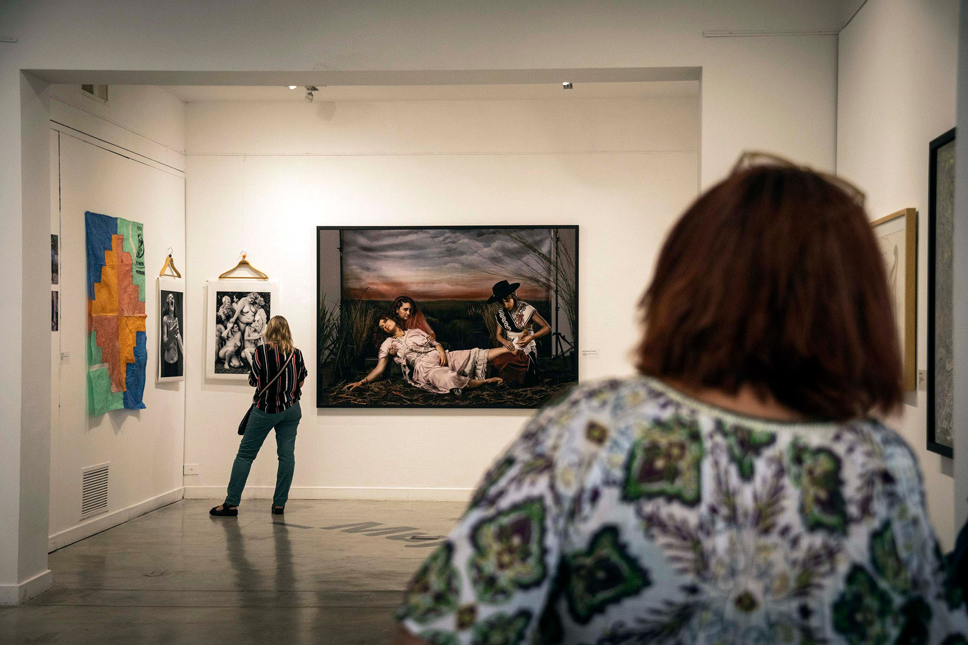 La fotografía "La cautiva", de Mariana Pierantoni y Paula Perise, se observa al fondo de la sala del FNA (Foto: Télam S. E.)