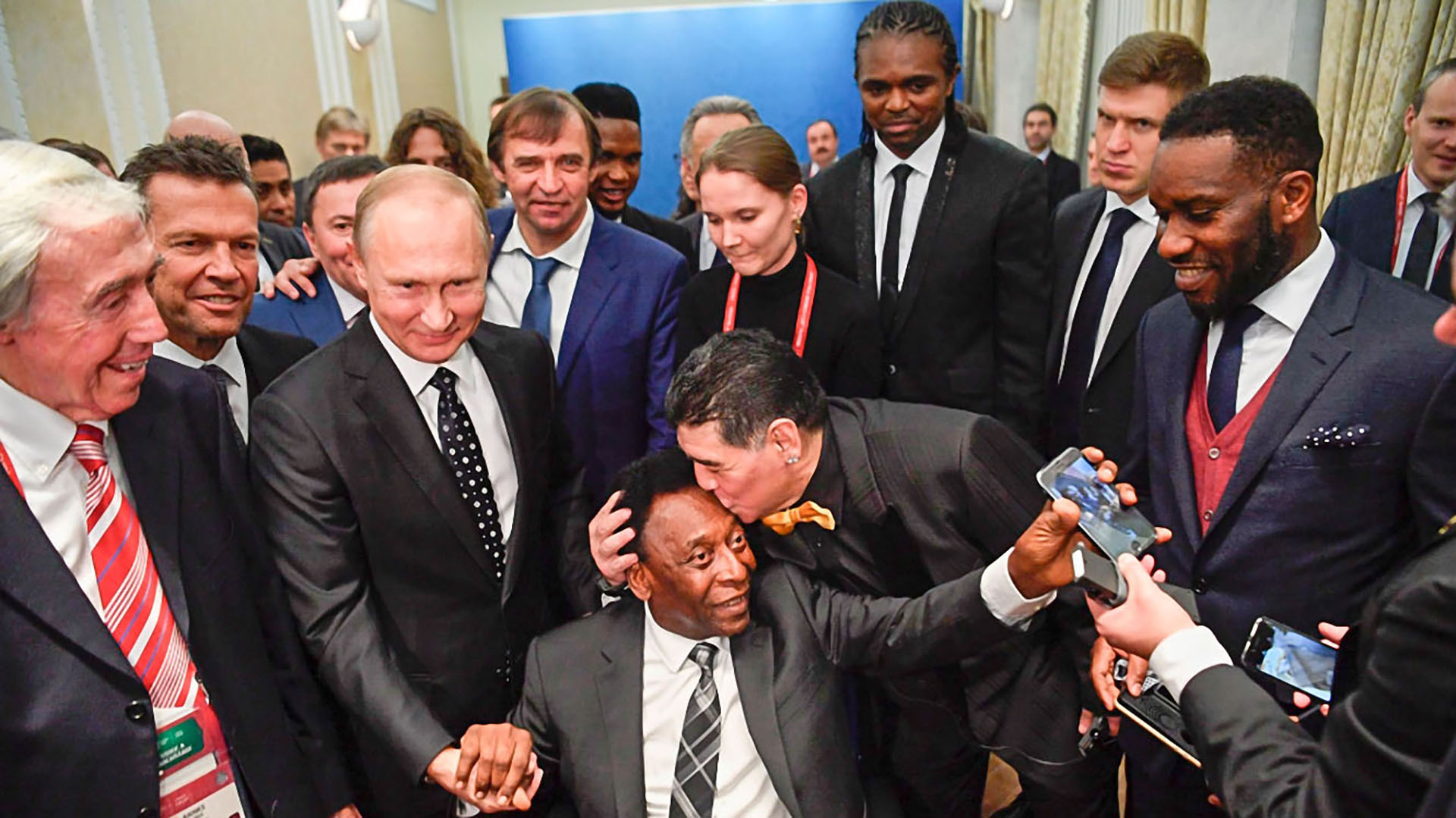 Pelé, en silla de ruedas, junto a Diego Maradona y el presidente ruso Vladimir Putin, tras la ceremonia del sorteo de los grupos del Mundial 2018.