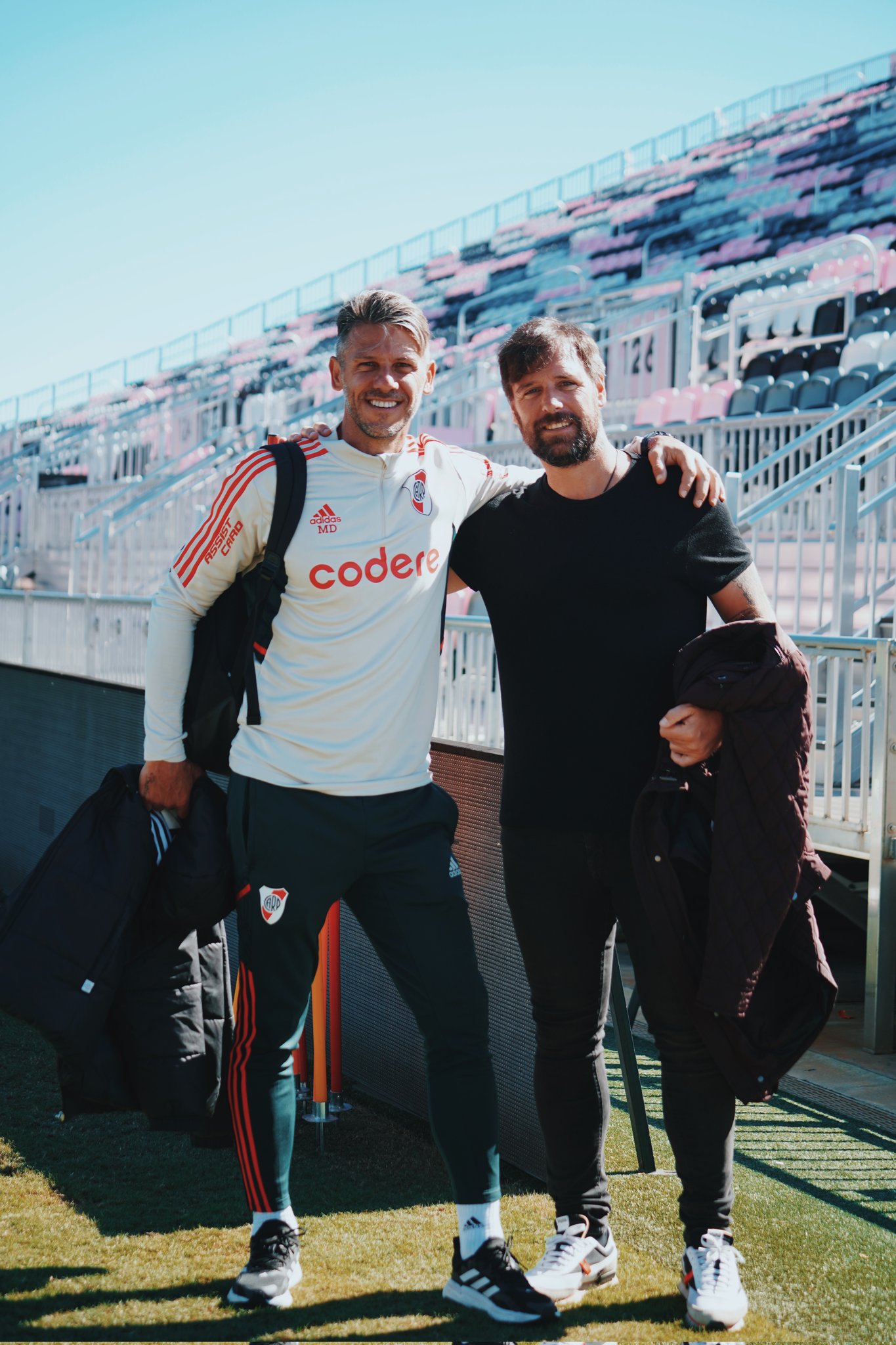 El técnico de River junto a Fernando Cavenaghi, uno de los máximos responsables del Racing de Uruguay